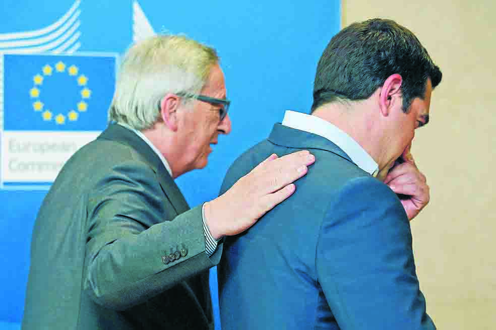 El primer ministro griego, Alexis Tsipras (der.), en busca de soluciones.