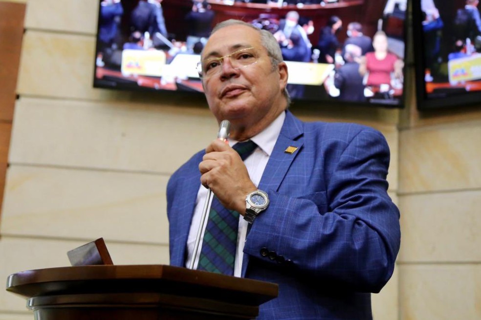 Polémica por nombramiento de hermano de senador en embajada de Cuba