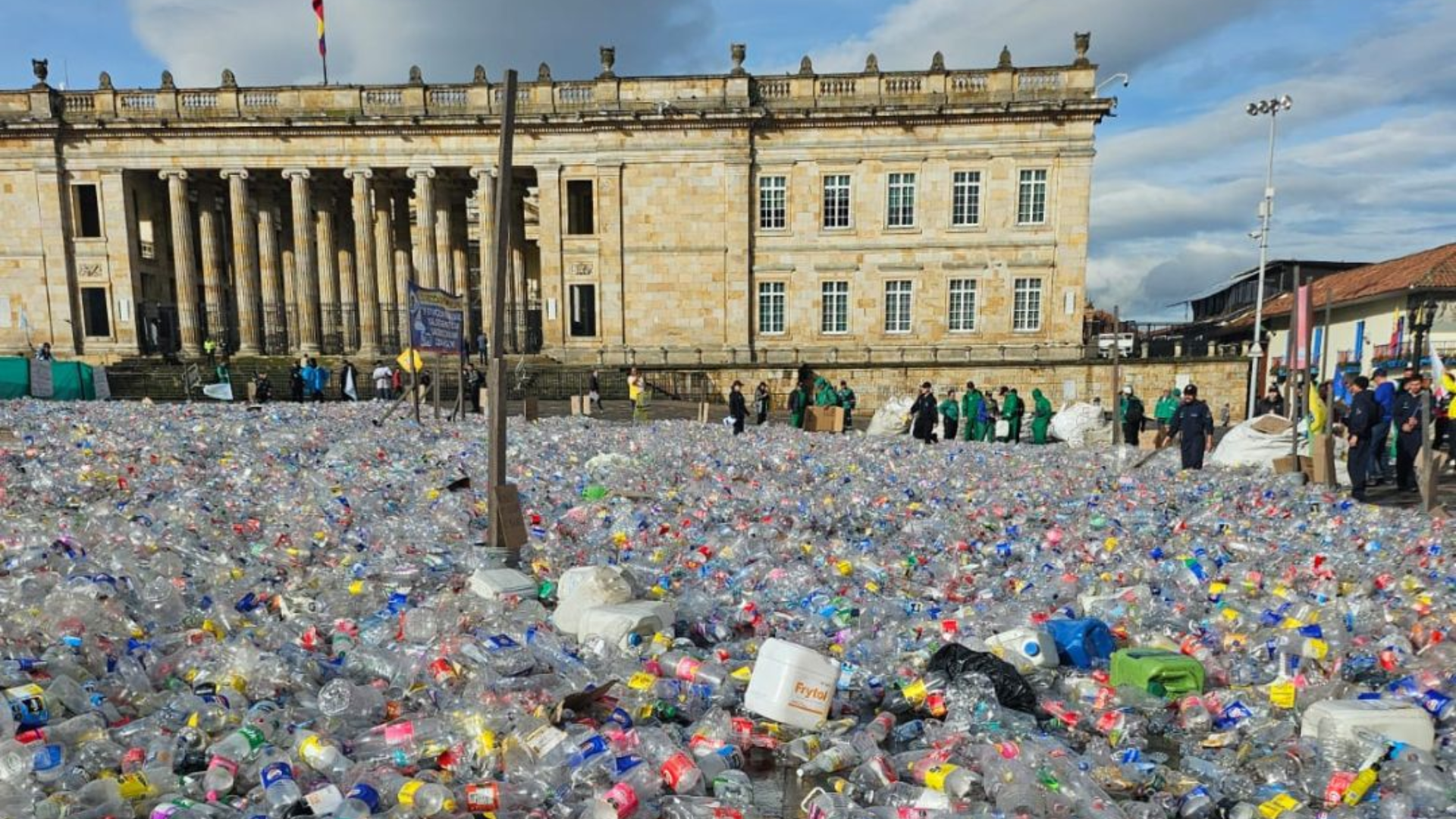 Recicladores protestan con 9 toneladas de basura plástica en la Plaza de Bolívar