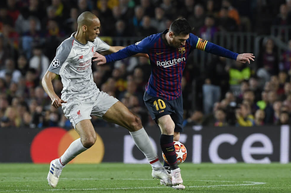 Lionel Messi y Fabinho en una de las muchas jugadas del partido en las que disputaron algún balón.  / AFP