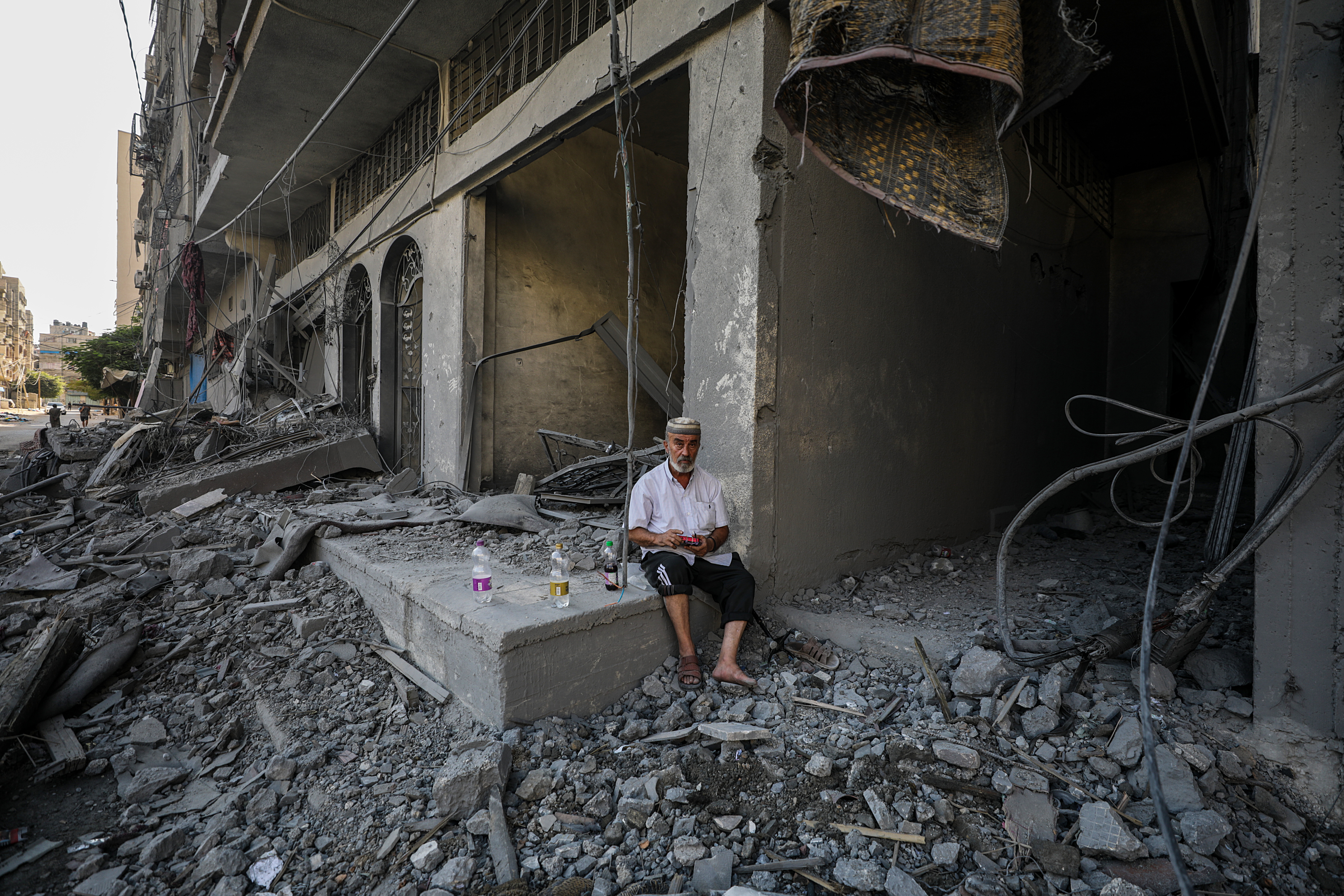 Gaza (---), 12/10/2023.- A Palestinian man sits among the rubble following an Israeli air strike in the north of Gaza City, 12 October 2023. More than 1,400 Palestinians have been killed and over 6,000 others injured, according to the Palestinian Ministry of Health, after Israel started bombing the Palestinian enclave in response to attacks carried out by the Islamist movement Hamas on Israel from the Gaza Strip on 07 October. More than 4,000 people, including 1,500 militants from Hamas, have been killed and thousands injured in Gaza and Israel since 07 October, according to Israeli military sources and Palestinian officials. EFE/EPA/MOHAMMED SABER