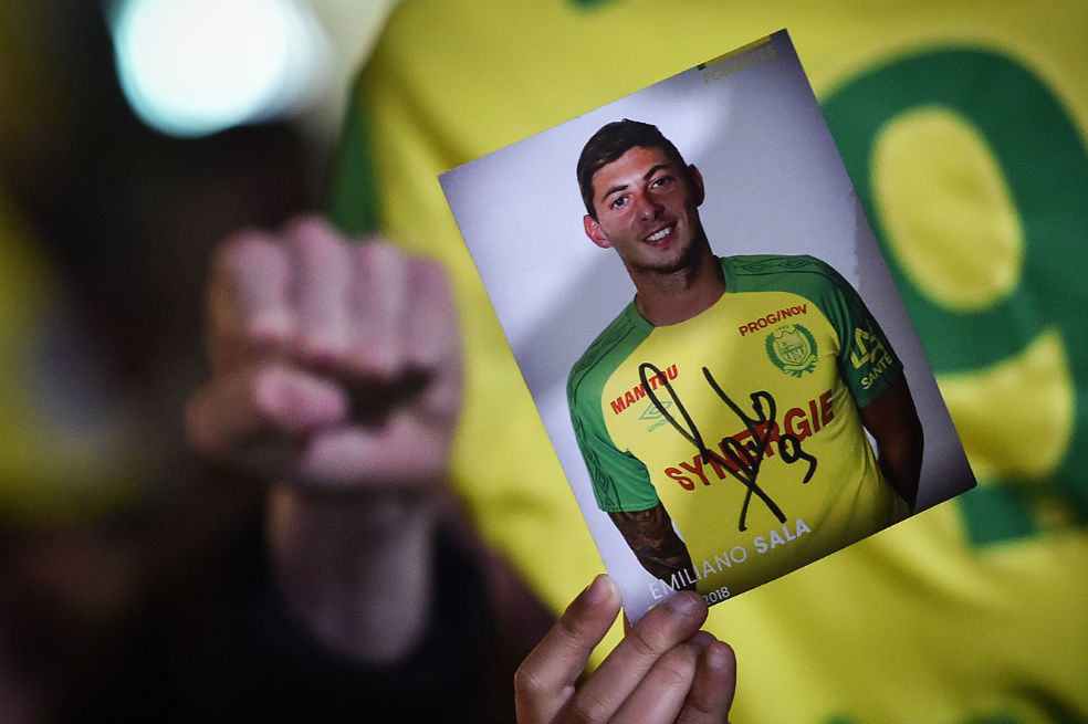 Reanudan búsqueda de la avioneta del futbolista argentino Emiliano Sala