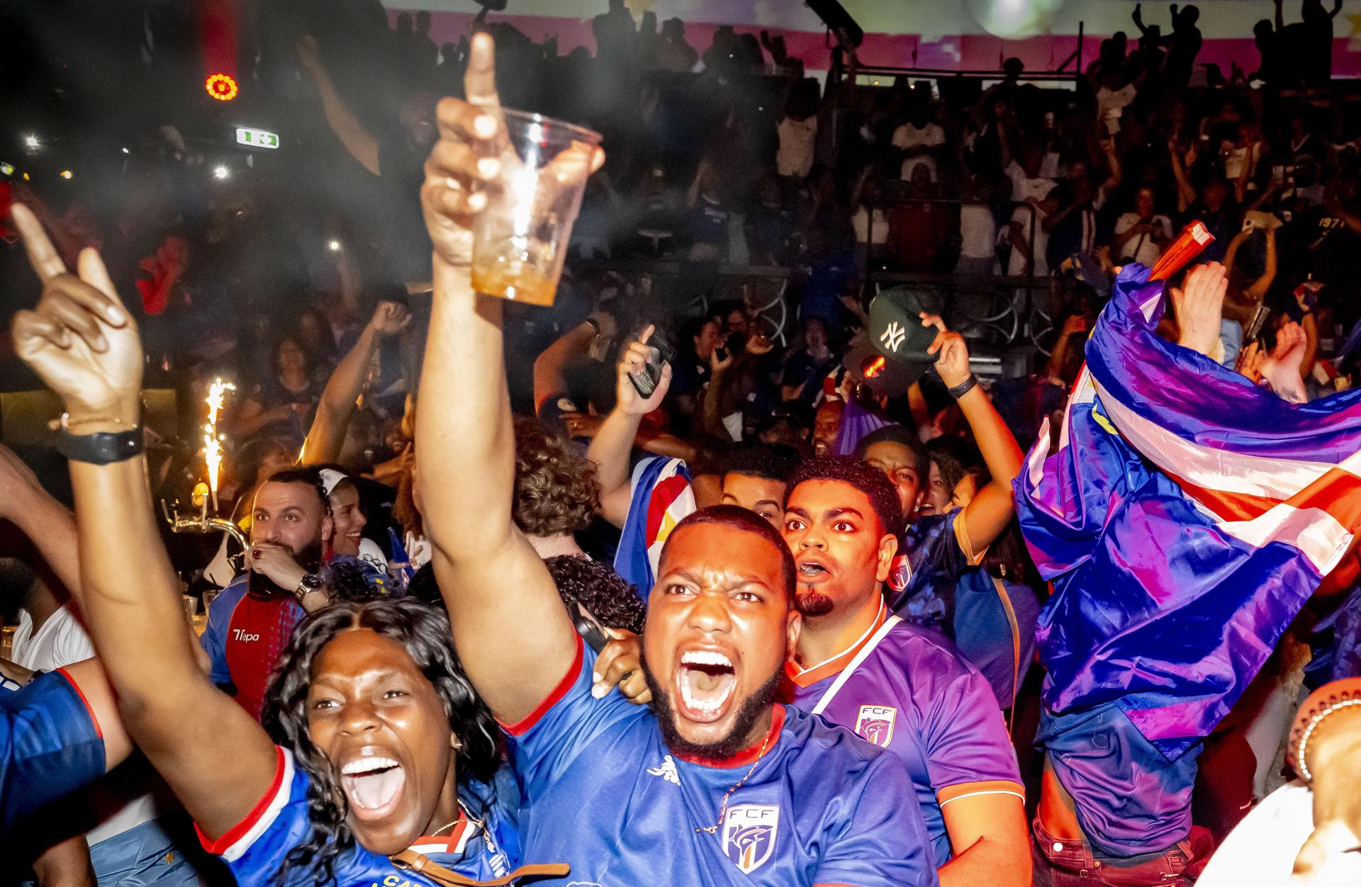 Rotterdam (Netherlands), 22/06/2026.- Supporters watch Cape Verde's FIFA World Cup 2026 match against Uruguay, in Rotterdam, The Netherlands, 22 June 2026. The Cape Verdean team has six players who were born in the Netherlands and is participating in the World Cup for the first time. (Mundial de Fútbol, Cabo Verde, Países Bajos; Holanda) EFE/EPA/ROBIN UTRECHT

