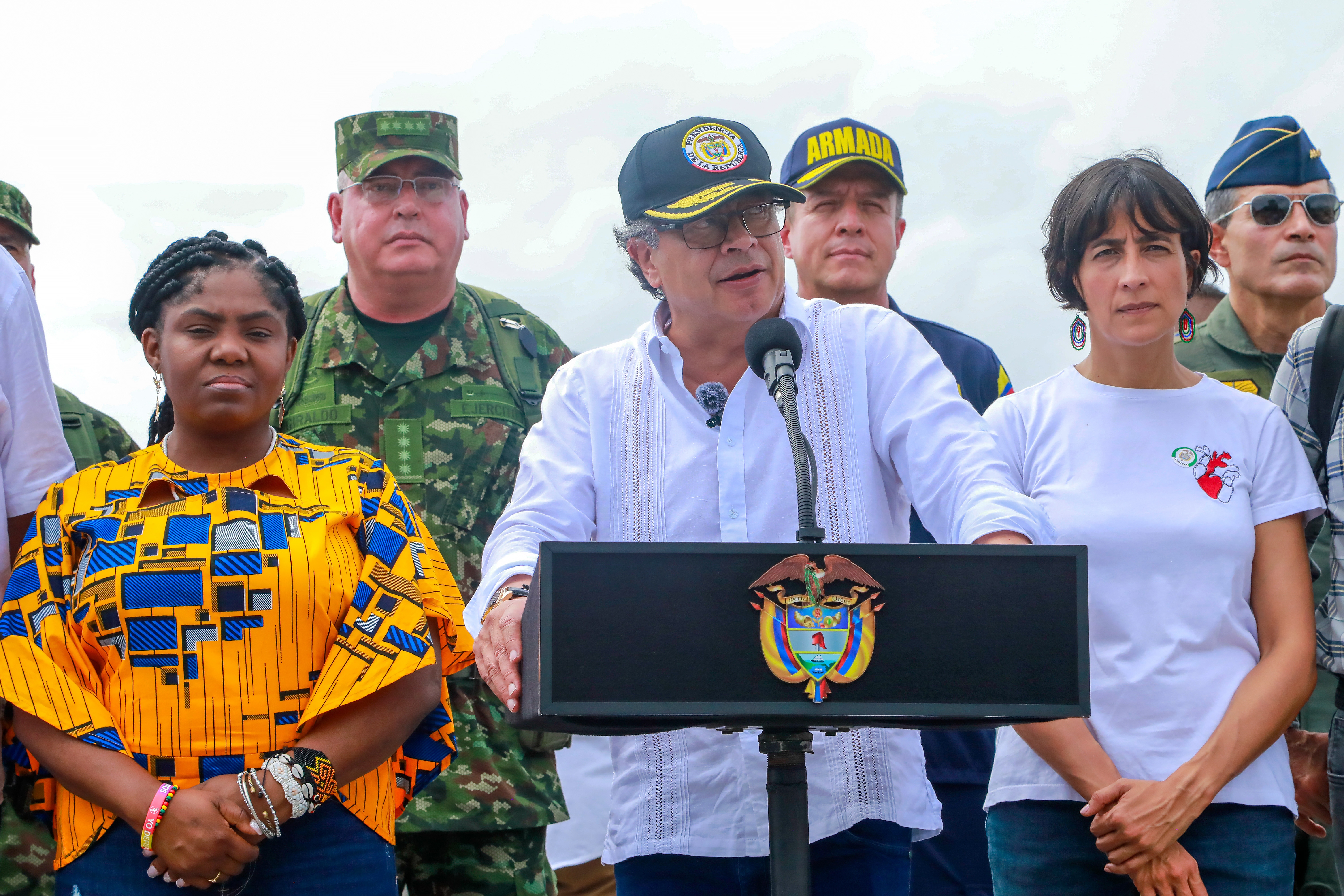 “Nos suspendieron los funcionarios ejes para resolver esta emergencia”: Petro