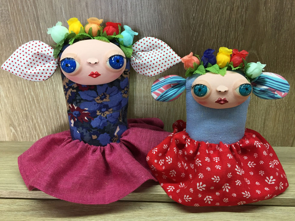 Gente fea es un emprendimiento creado para diseñar muñecos extraños y curiosos. Fue creado por Juana Piedrahita para demostrar que podemos ser feos y hermosos al mismo tiempo. Son muñecos hechos en tela, con el rostro de porcelana fría y elaborados a mano. Hay siete referencias para elegir. Pedidos en @gentefeamedellin.