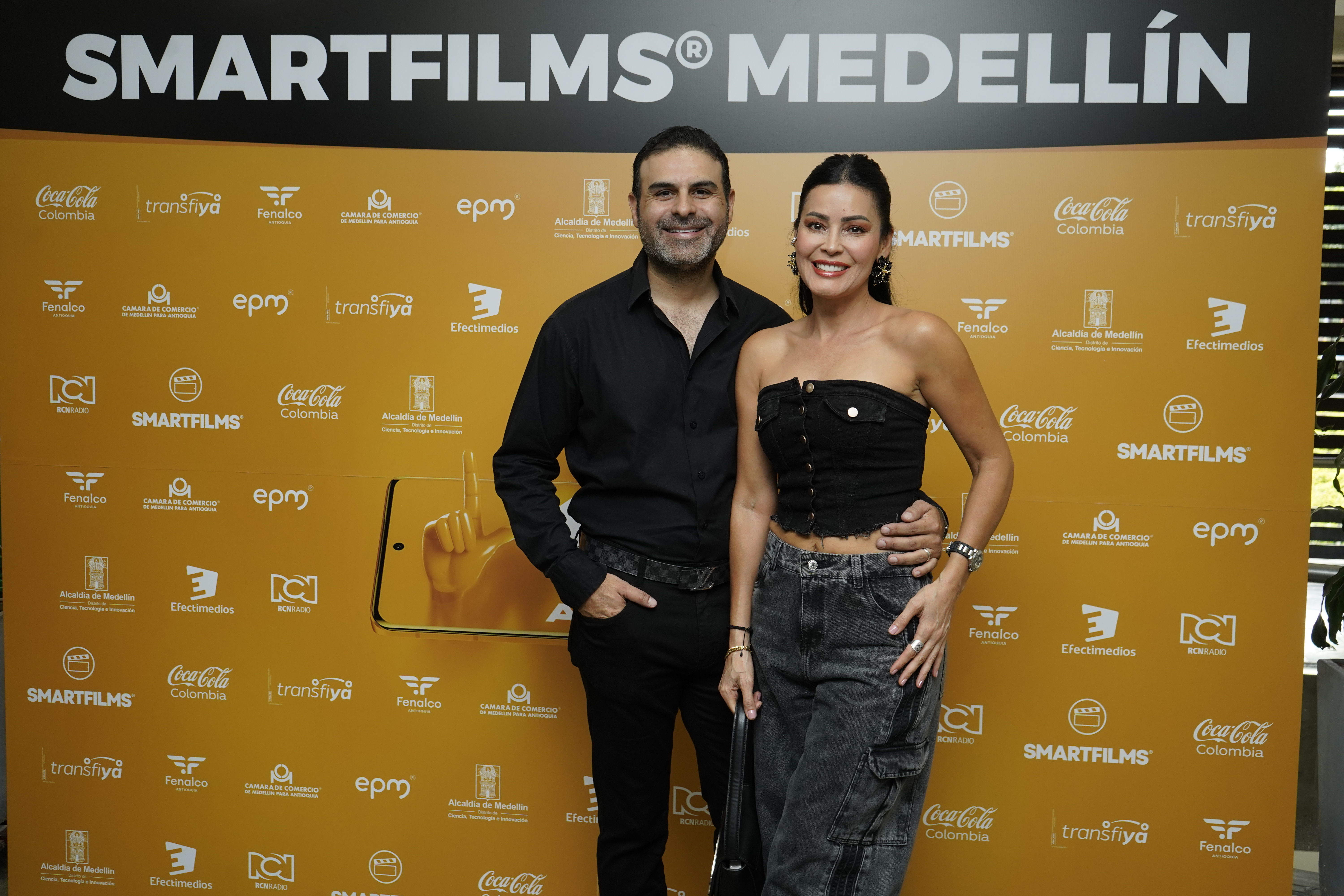 Mauricio Mejía (actor) y Sandra Rodriguez (presentadora)