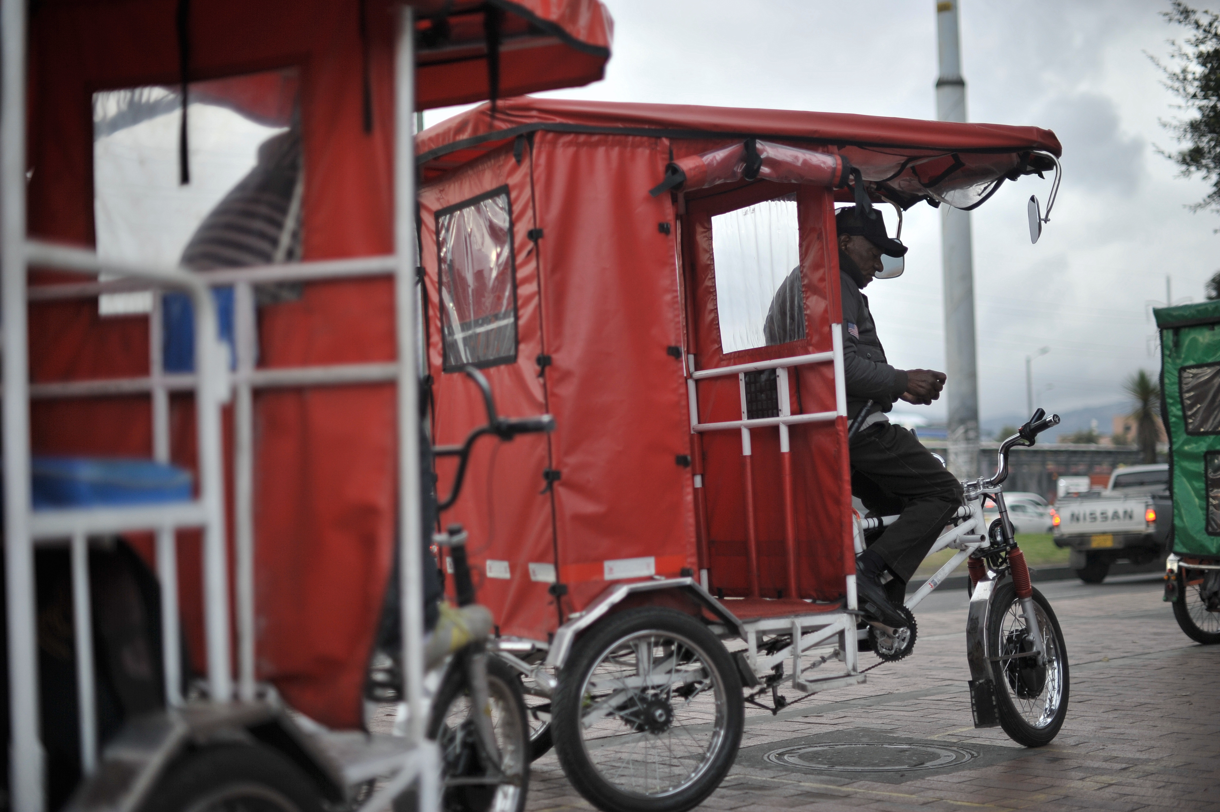 Bogotá, la capital a la que le quedó grande regular los bicitaxis