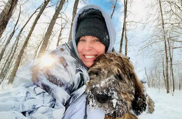 “Una heroína”: La historia de la mujer que murió en Alaska abrazando a su perro