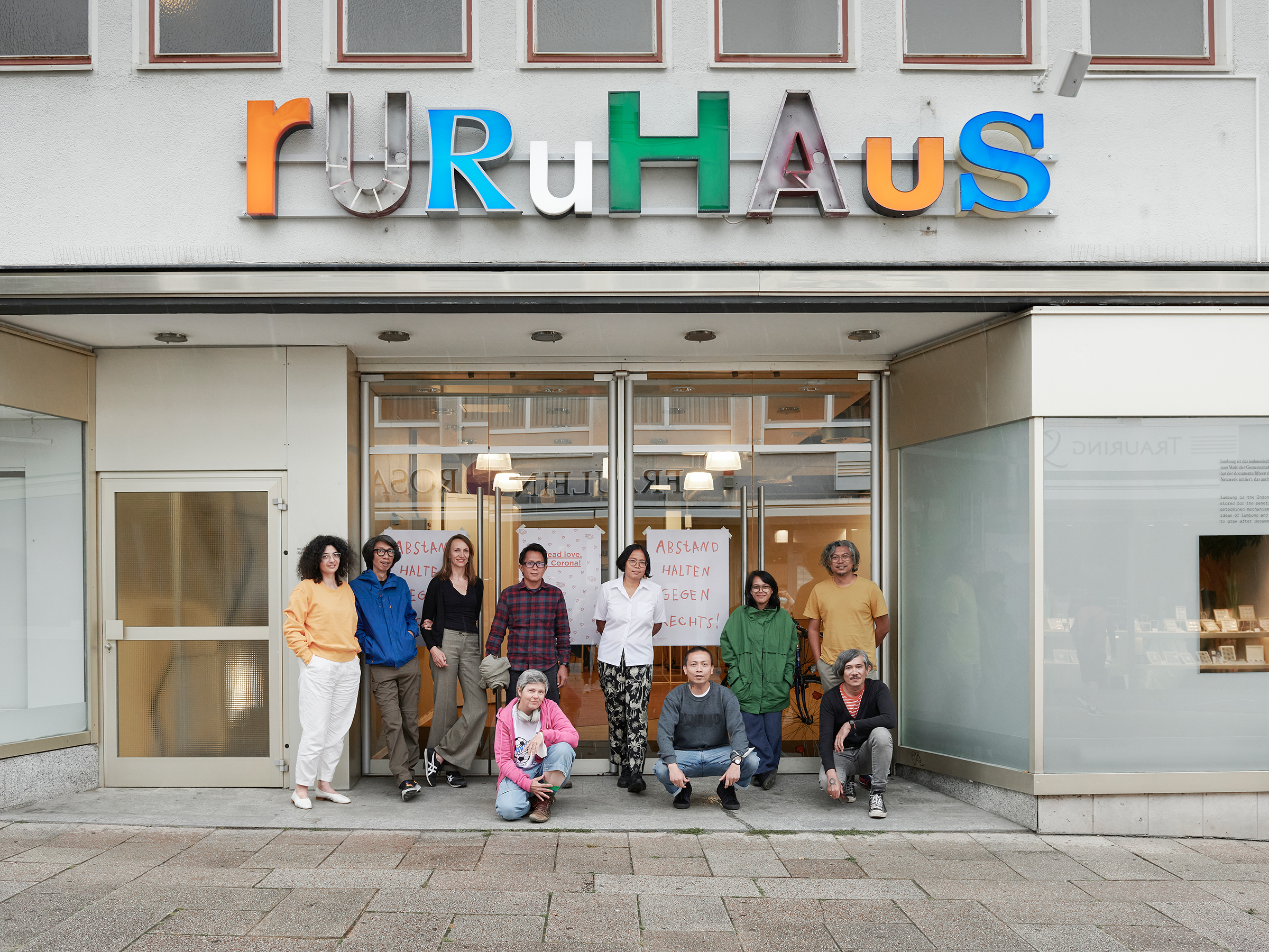 Equipo de la dirección artística y miembros de ruangrupa en la ruruHaus, de derecha a izquierda: Lara Khaldi, Iswanto Hartono, Gertrude Flentge, Mirwan Andan, Frederikke Hansen, Julia Sarisetiati, Reza Afisina, Ajeng Nurul Aini, Ade Darmawan e Indra Ameng (Kassel, 2021).