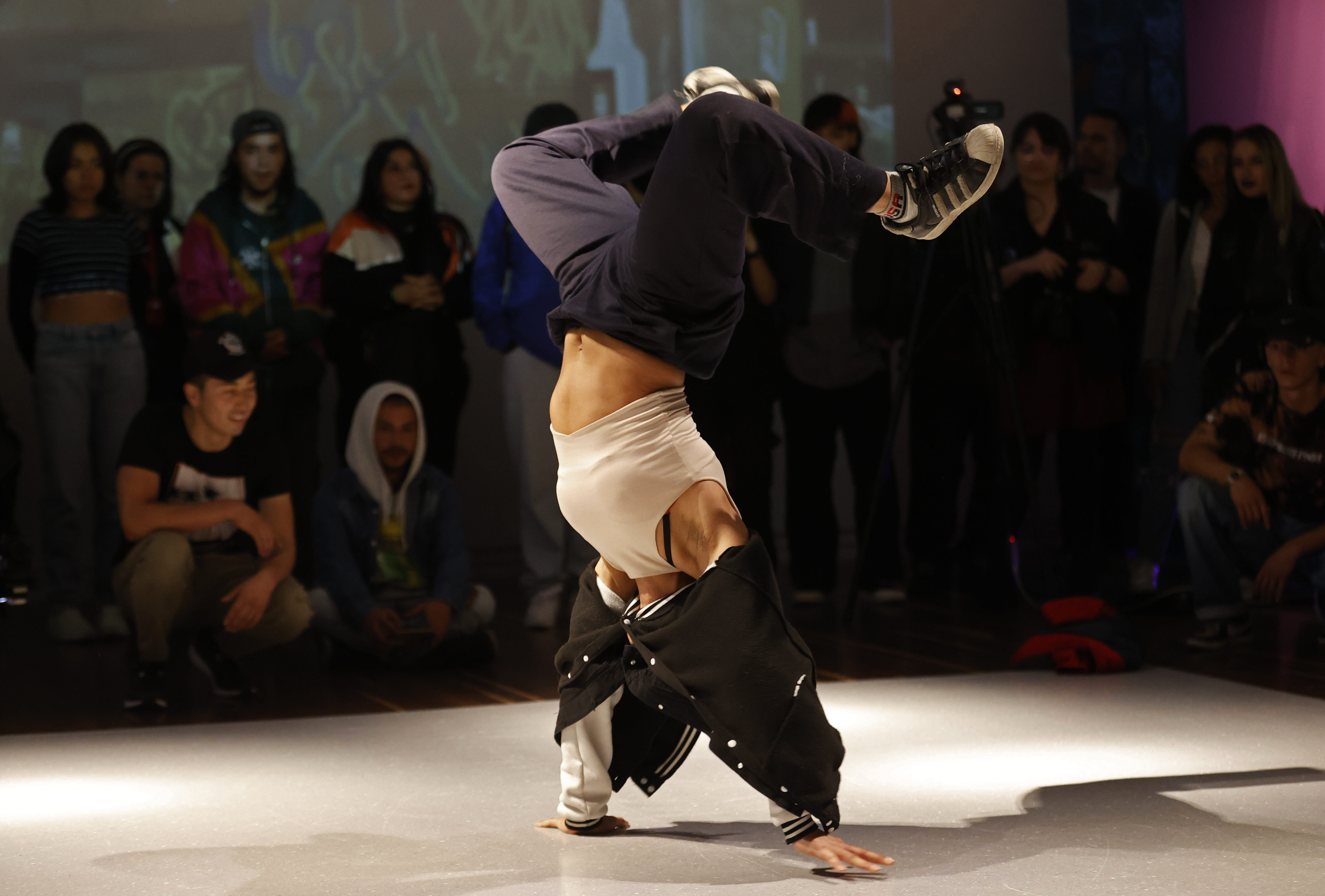 ACOMPAÑA CRÓNICA: COLOMBIA MÚSICA AME7921. BOGOTÁ (COLOMBIA), 22/01/2023.- Una bailarina se presenta en la muestra "Nación Hip Hop: Colombia al ritmo de una cultura", el 18 de enero de 2023, en Bogotá (Colombia). En una sala de exposiciones del Museo Nacional de Bogotá cinco jóvenes cuyas vidas fueron transformadas por el rap se reúnen junto al "Profe" antes de irrumpir con su improvisación en el gigante "konker" (superficie para bailar) del centro de la habitación. EFE/ Mauricio Dueñas Castañeda