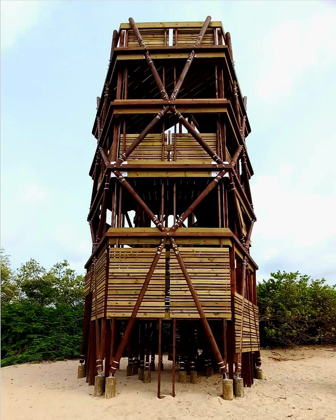 Torre de avistamiento de aves, Santuario de Fauna y Flora (SFF) Los Flamencos, departamento de La Guajira. 
Foto: Sixto Pailama