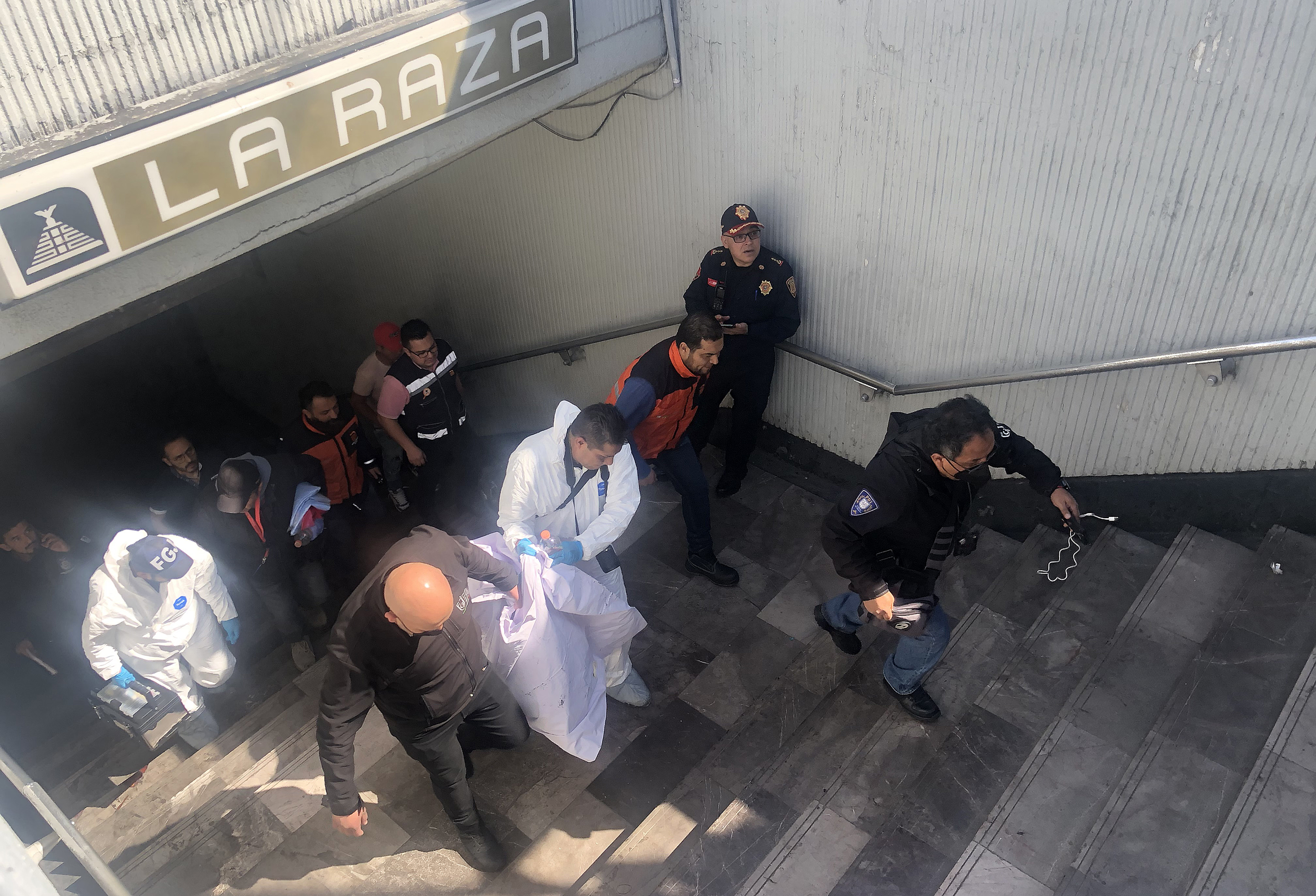MEX3767. CIUDAD DE MÉXICO (MEXICO), 07/01/2023.- Miembros de los servicios de emergencia auxilian en el rescate de personas, tras un choque por alcance de vagones en un túnel de la Linea 3 del metro hoy, en la Ciudad de México (México). Un choque entre dos convoyes del metro de la Ciudad de México, en la zona norte de la capital, dejó un muerto y una decena de heridos, además de que provocó la suspensión del servicio y el desalojo en la estación La Raza. EFE/Sáshenka Gutiérrez.