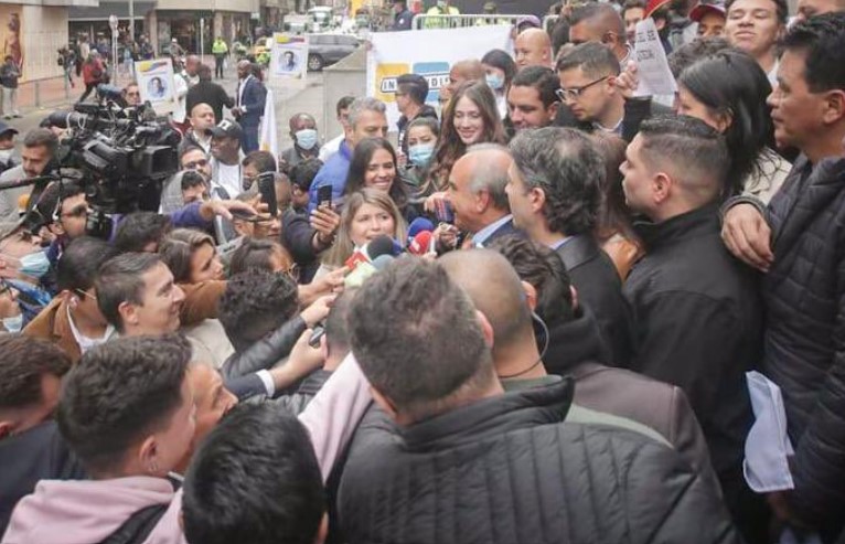 Quintero radicó tutela para volver a la Alcaldía, lo acompañó abogado de Petro