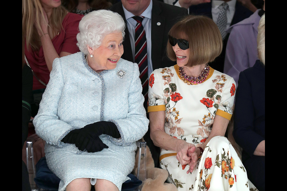 Acompañada de la Reina Isabel II.  / EFE