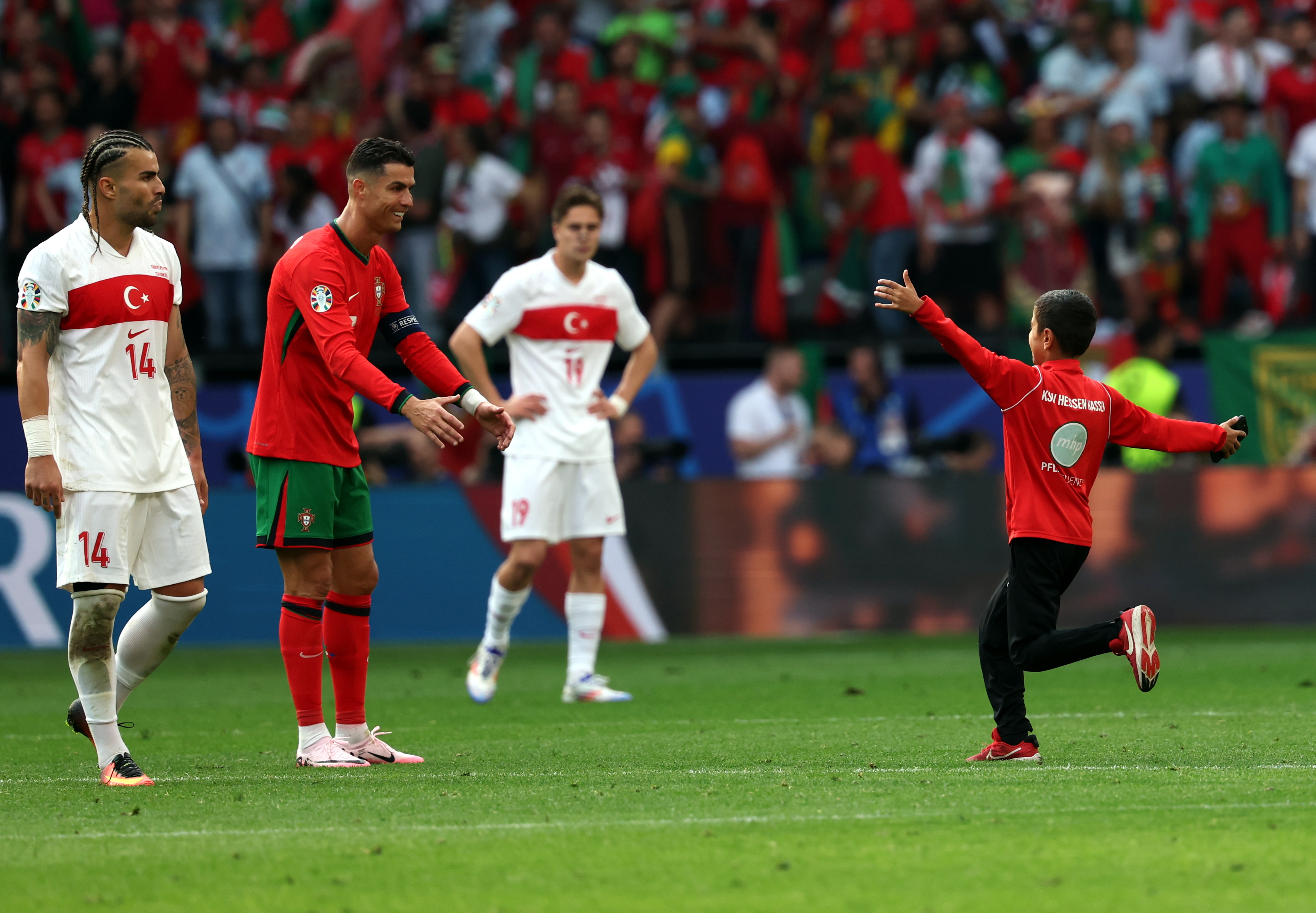 Cristiano Ronaldo desata locura: ¡seis veces invadieron la cancha para pedirle una foto!