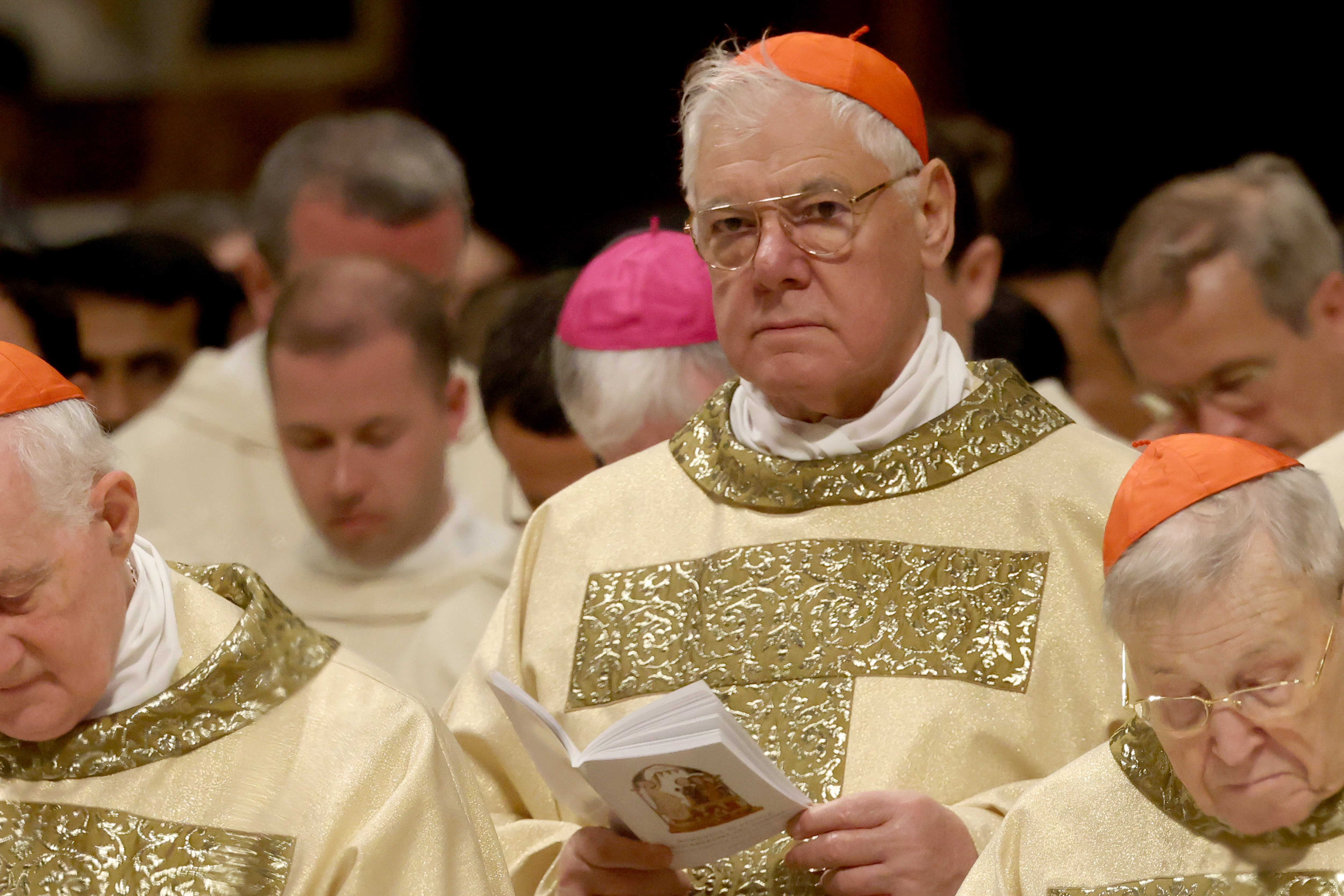 El cardenal alemán Gerhard Müller asiste a la Misa de la Vigilia Pascual en la Basílica de San Pedro el 8 de abril de 2023 en la Ciudad del Vaticano.
