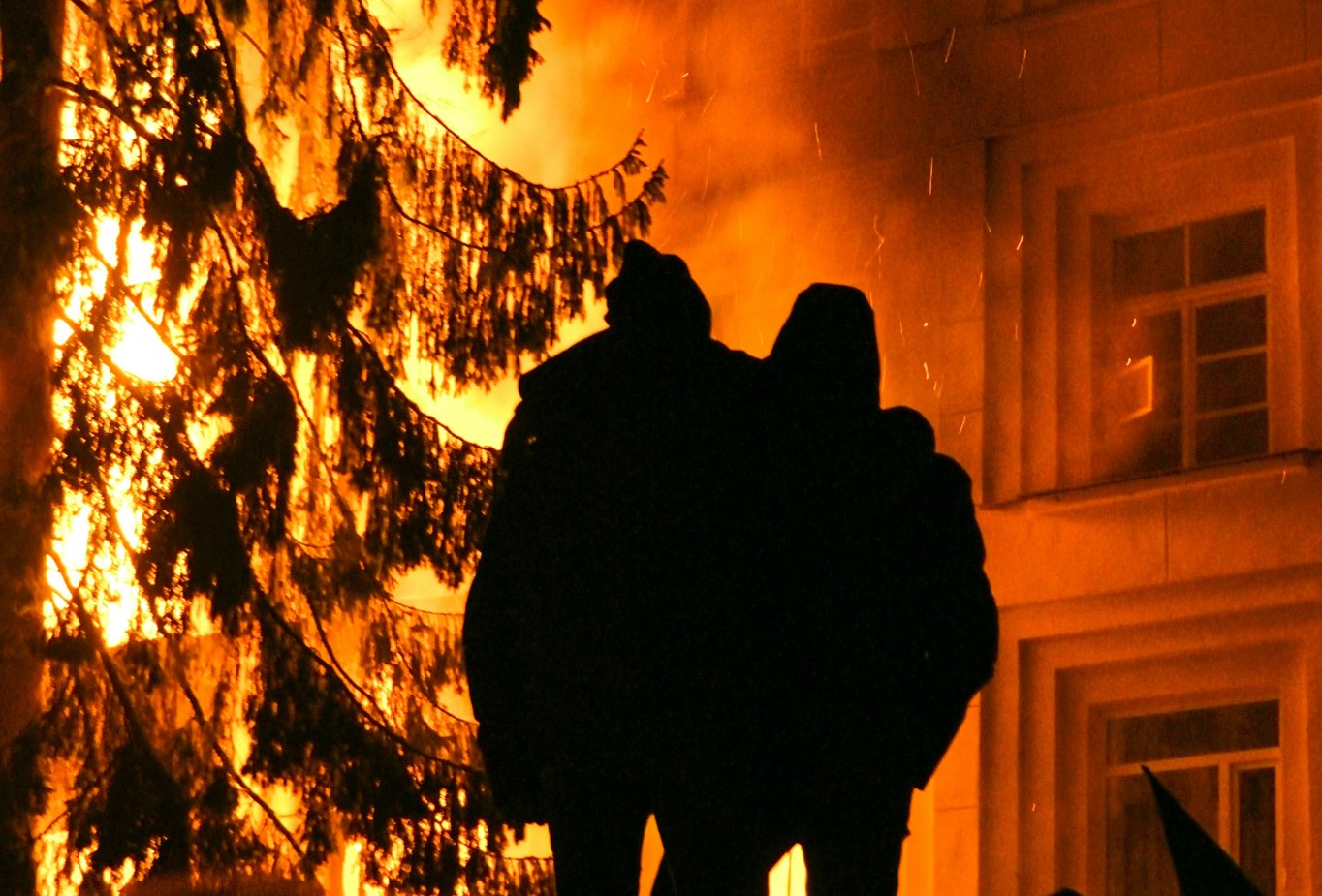 Conocida presentadora murió junto a su madre en medio de un incendio en su casa
