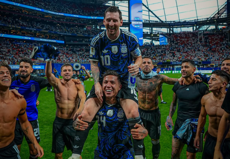 Enzo Fernández: de la emotiva carta a Messi en 2016 a sostenerlo en su último Mundial