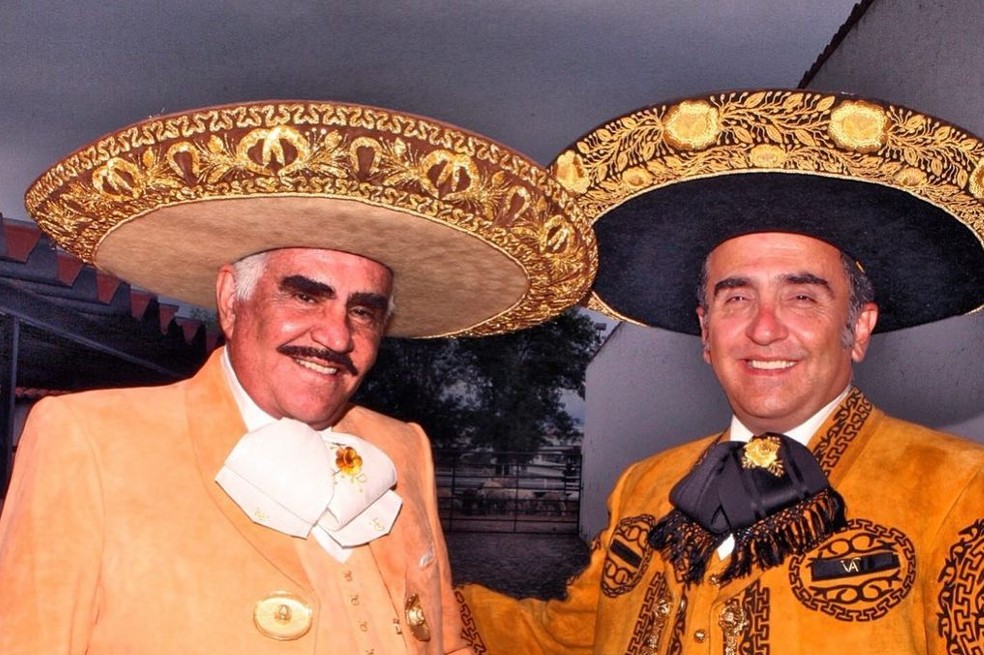 Hijo de Vicente Fernández se somete a tratamiento estético ¿Cómo quedó?