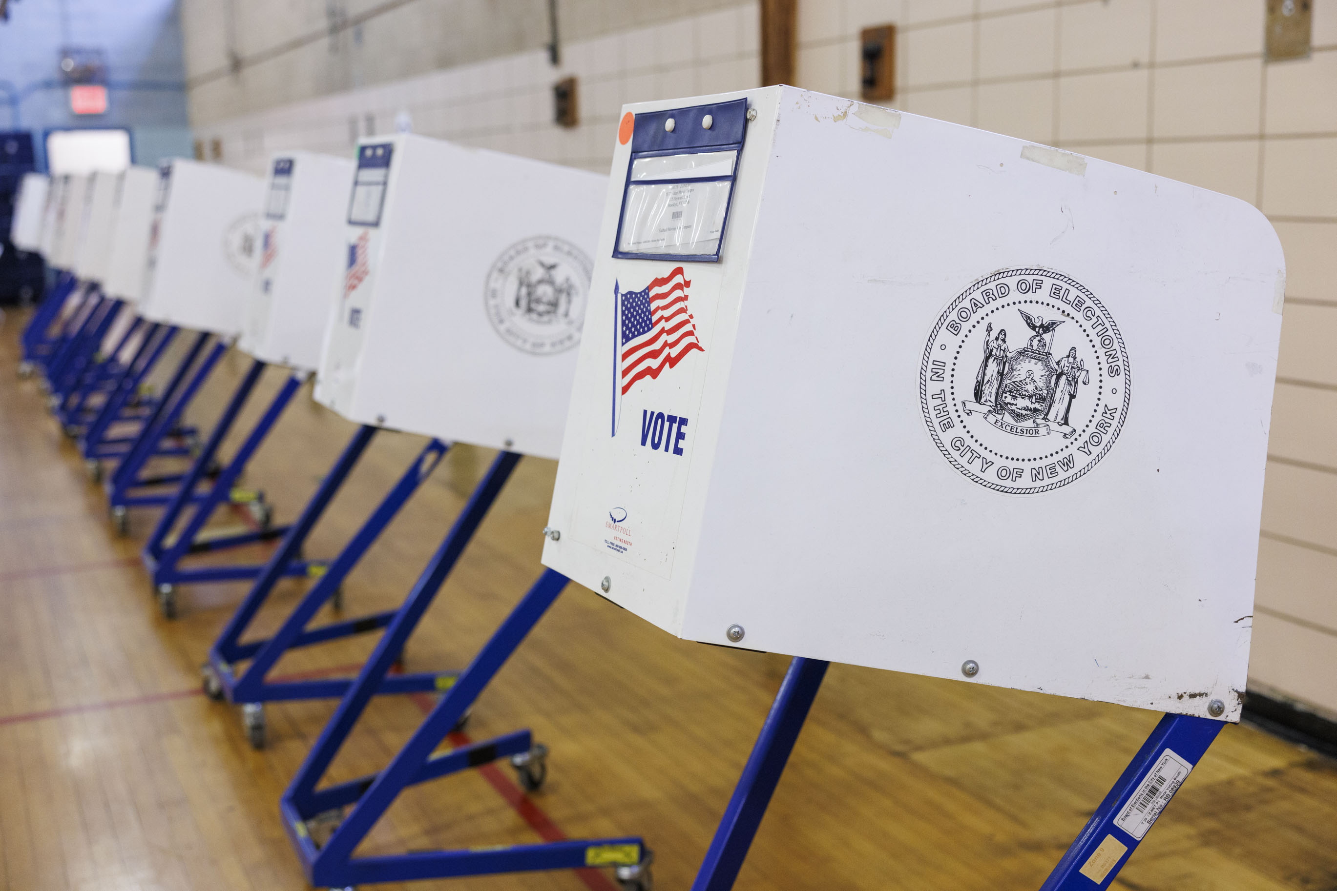 New York (United States), 02/04/2024.- Empty voting booths are seen at a polling location in the Brooklyn borough of New York, New York, USA, 02 April 2024. The state of New York is among the four states holding presidential primaries on 02 April. (Nueva York) EFE/EPA/SARAH YENESEL