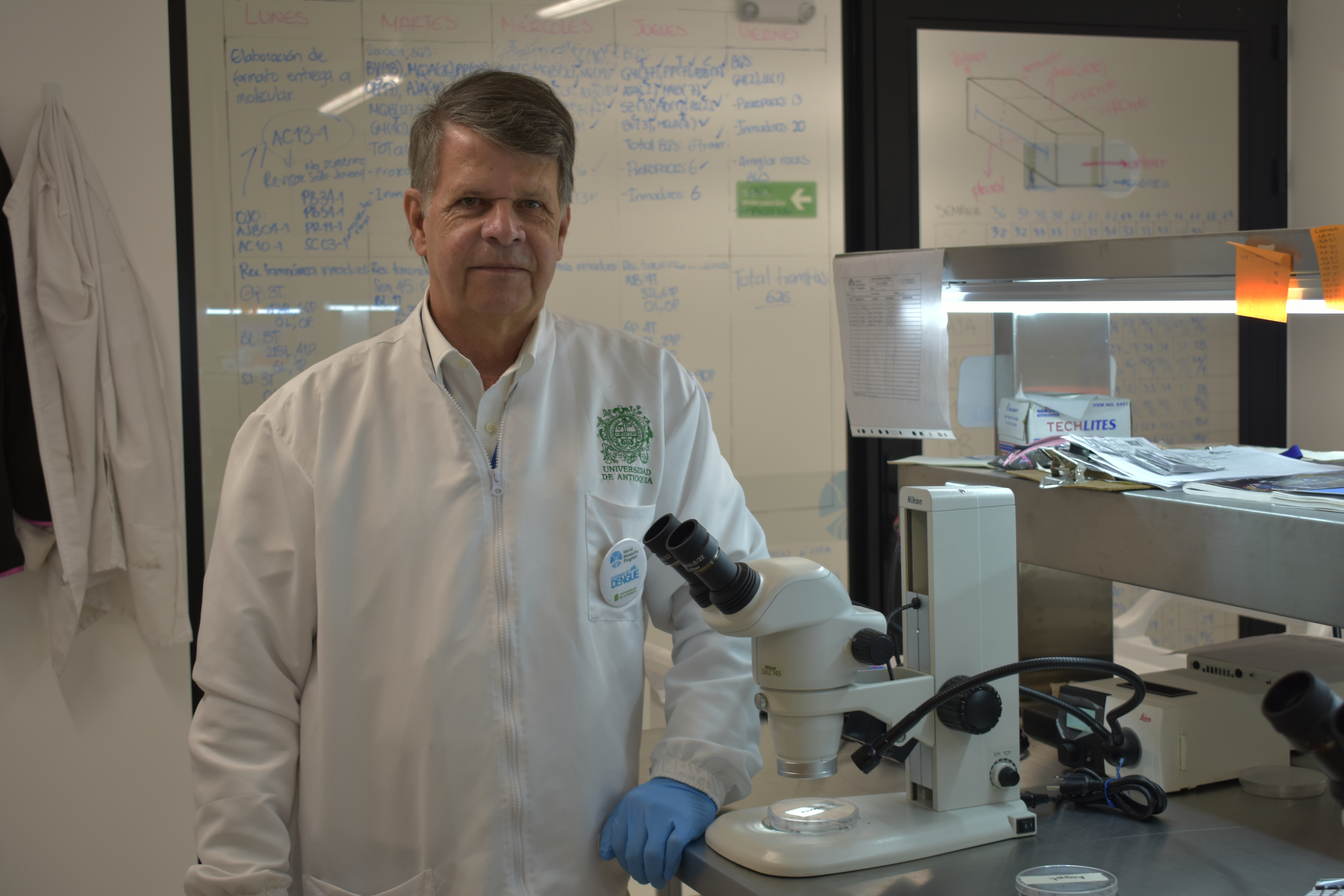 El científico antioqueño Iván Darío Vélez en el laboratorio de wolbachia en Medellín. /Pecet