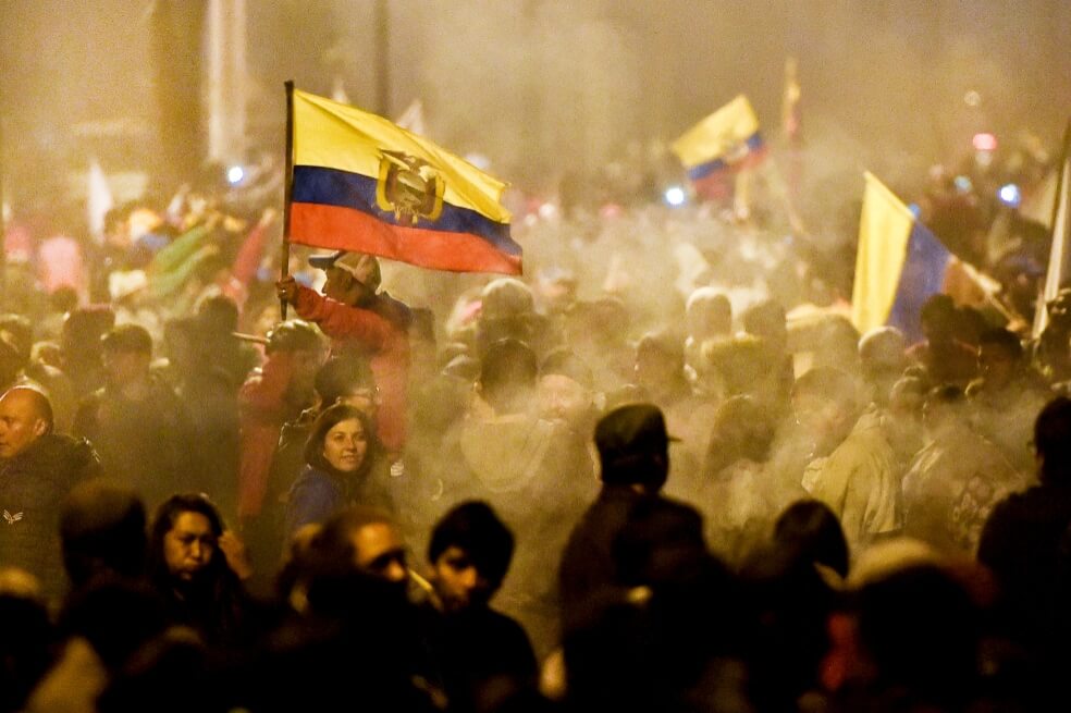 Ecuatorianos celebran la derogación del polémico decreto que despertó las protestas. / AFP