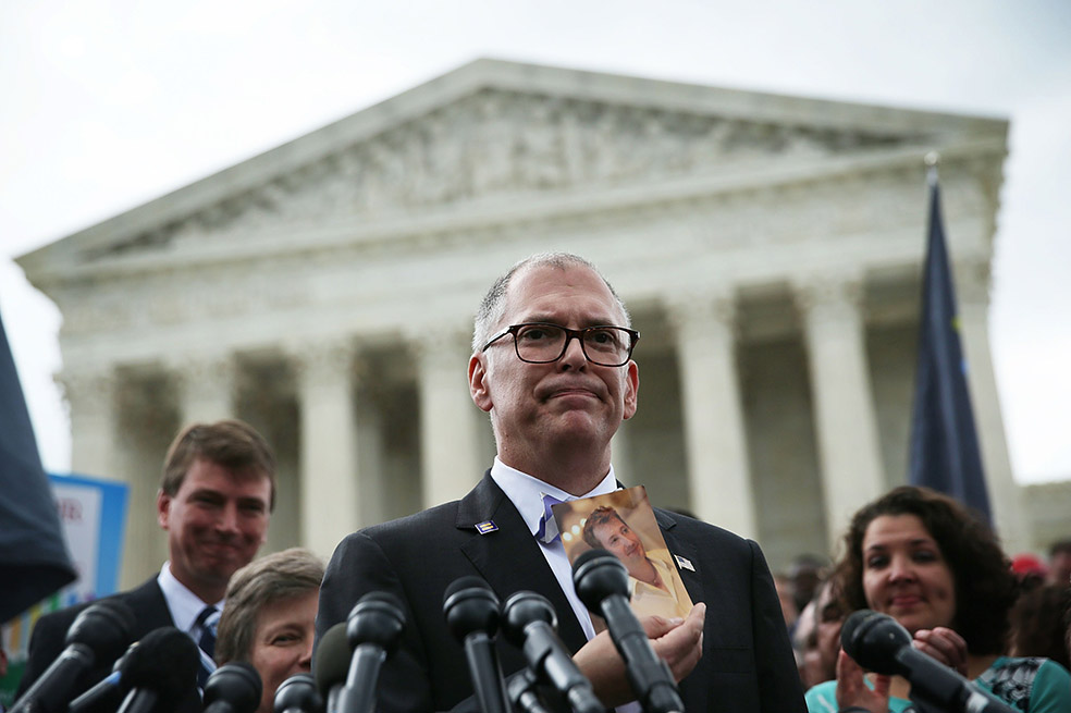 El demandante Jim Obergefell sostiene una foto de su difunto esposo John Arthur mientras habla con los medios de comunicación, después de que la Corte Suprema de Estados Unidos emitiera un fallo sobre el matrimonio igualitario el 26 de junio de 2015.