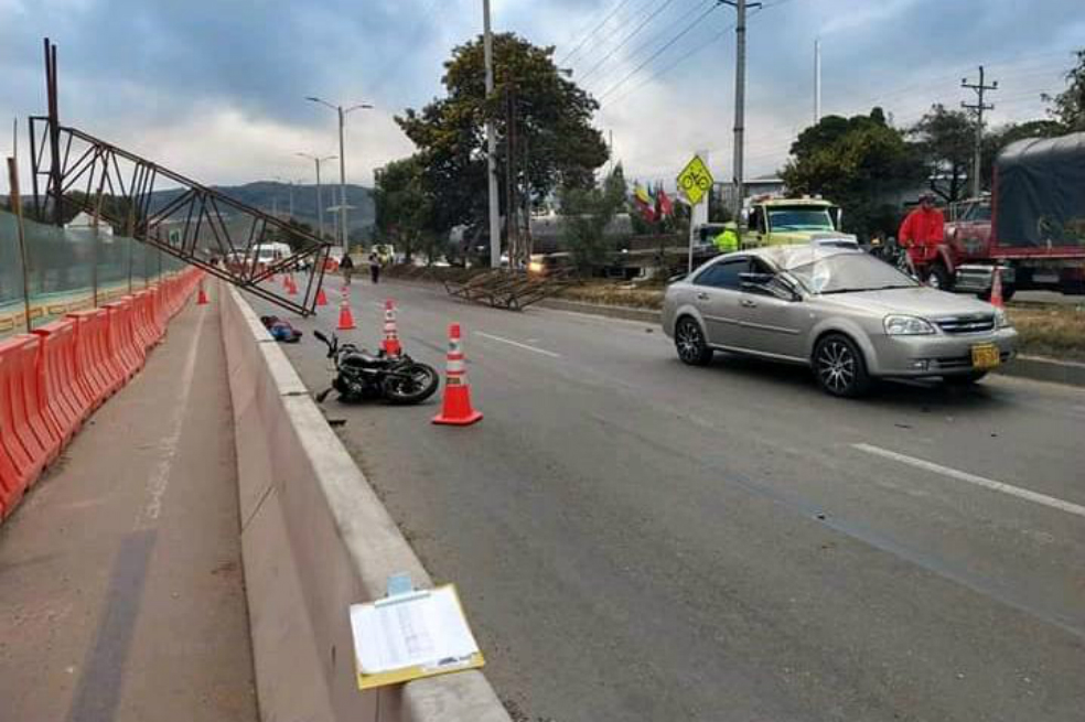 Muere motociclista por el desplome de una estructura metálica al sur de Bogotá