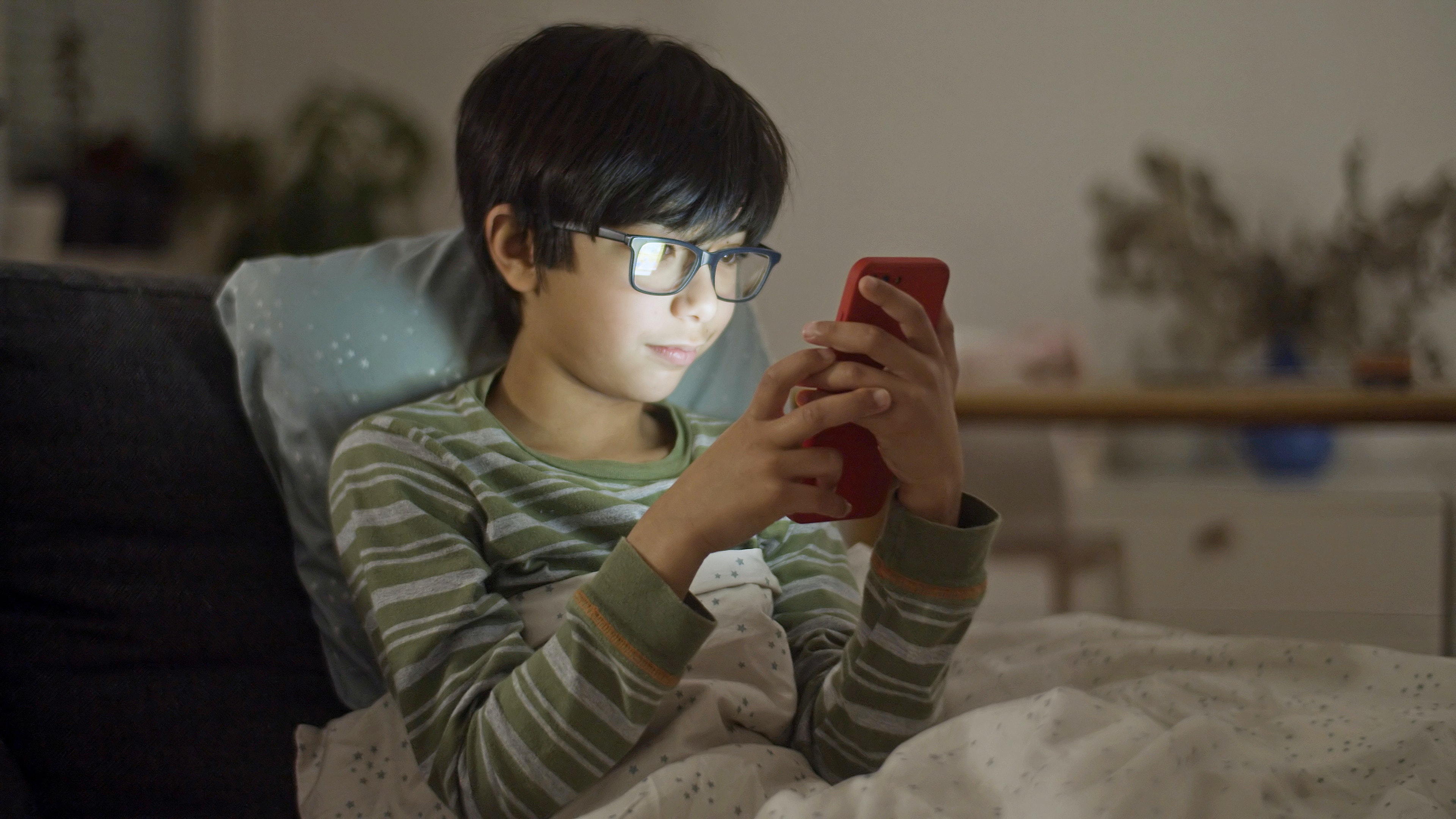 niño usando tecnología
