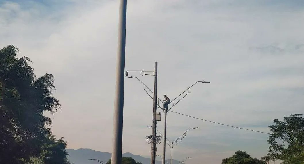 Video: Habitante de la calle se subió a un poste y paró el tráfico en Medellín