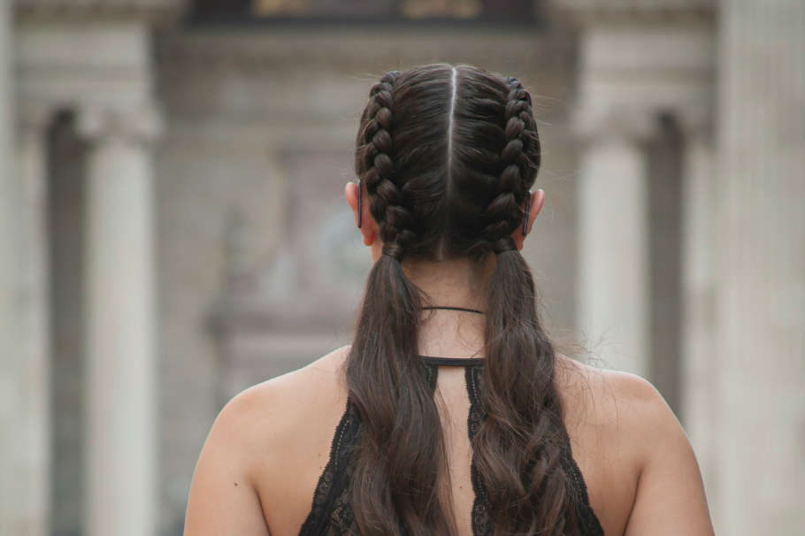 Trenzas con cabello suelto de moda en 2024: peinados fáciles para hacer en casa