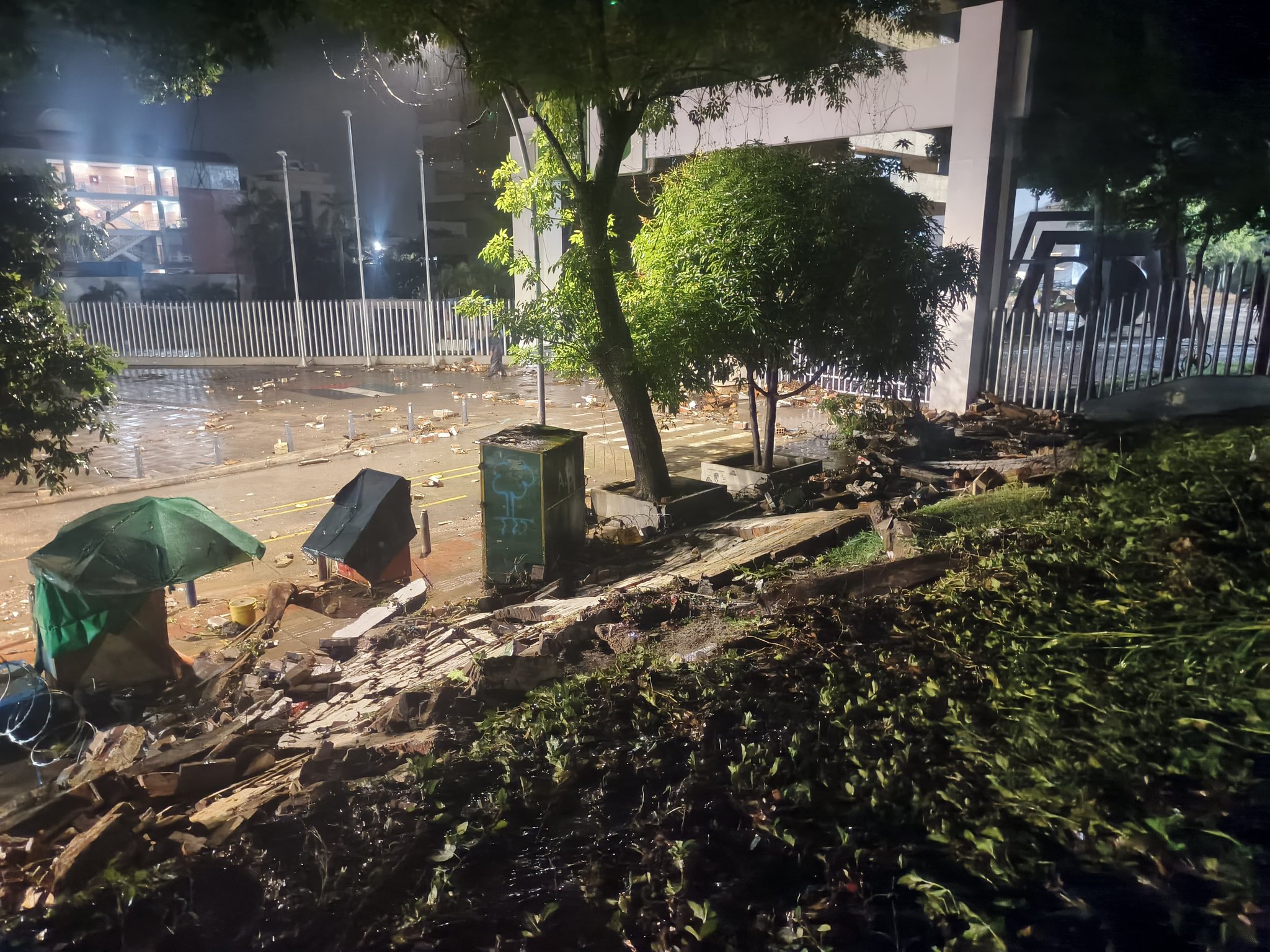 Lluvias causaron emergencias en Bucaramanga; cayó el muro de un colegio