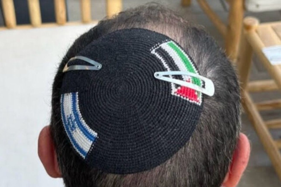La historia de Alex Sinclair, arrestado por usar su kipá con banderas de Israel y Palestina