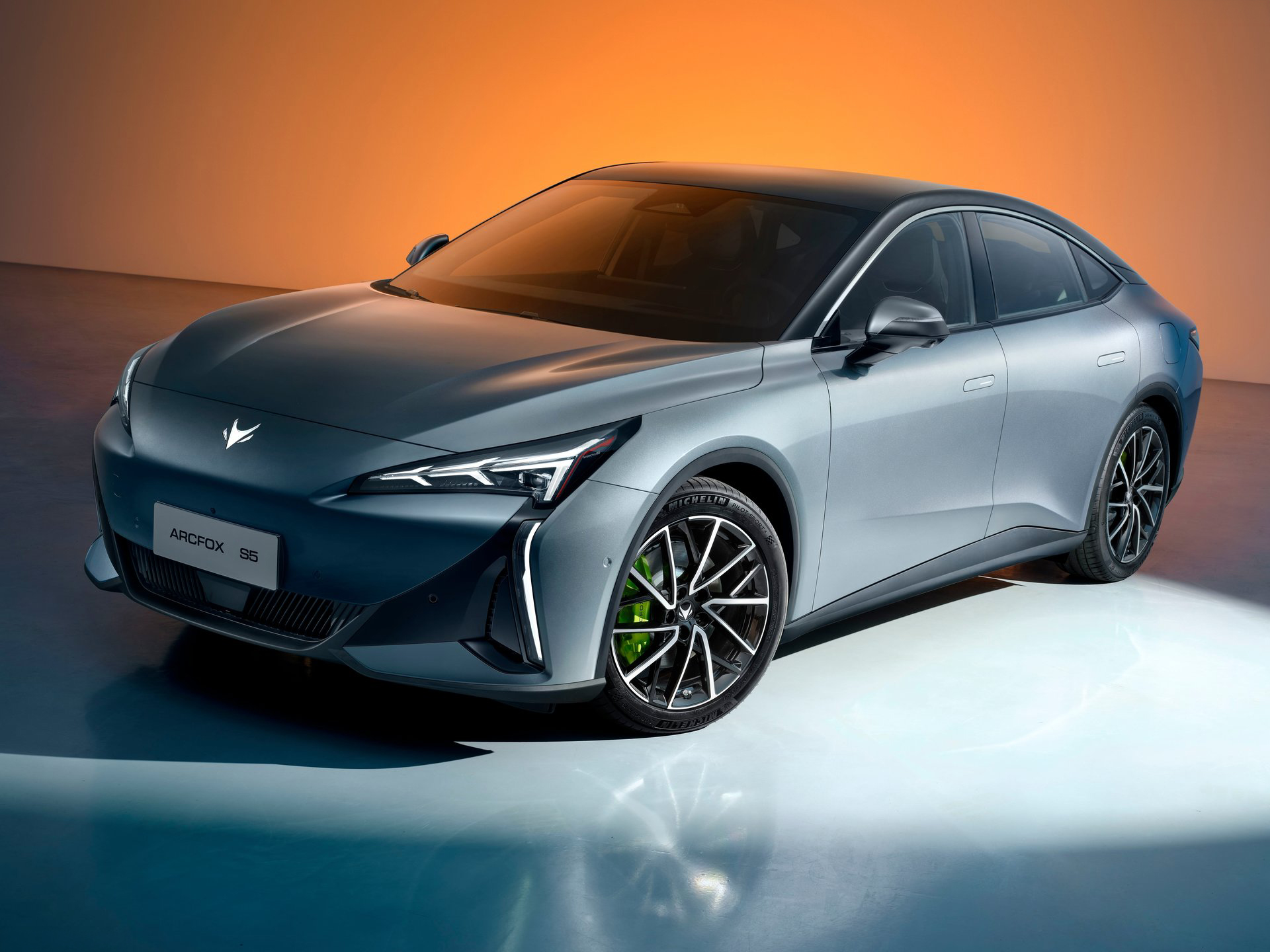 Arcfox llega a Colombia con tres vehículos eléctricos: T1, T5 y S5