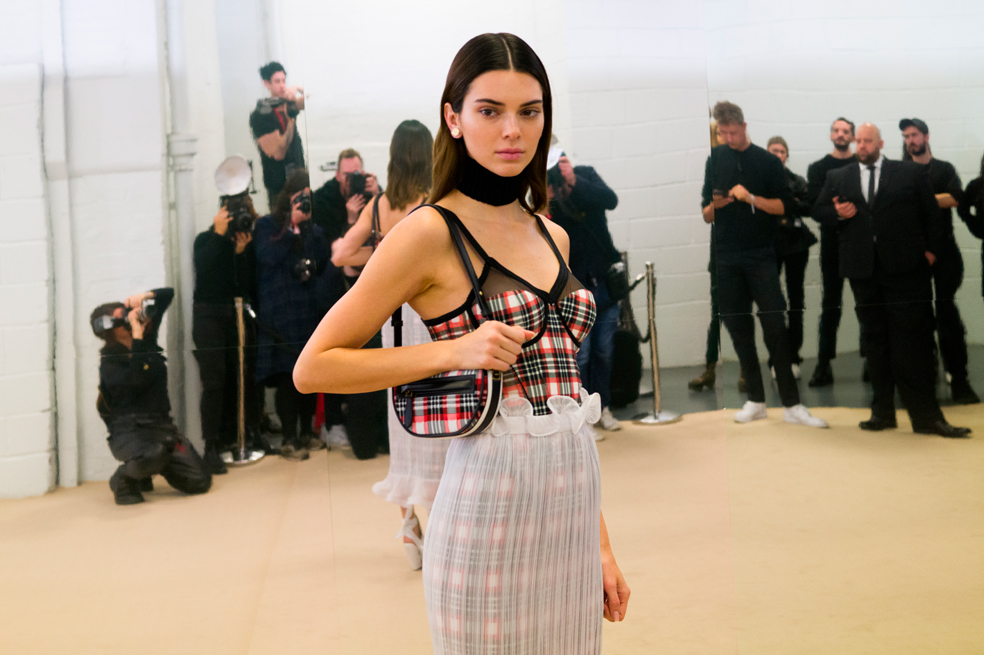 La súper modelo combina prendas básicas y hace que sus looks se vean asombrosos.
