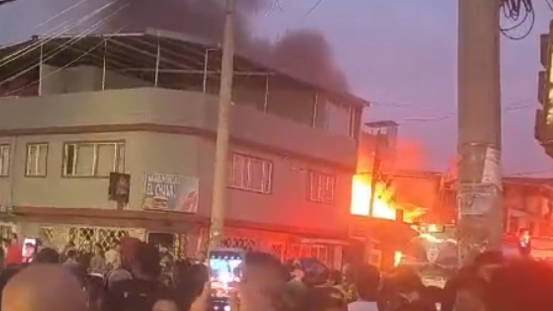 Así fue el fuerte incendio estructural en bodega de reciclaje de Funza