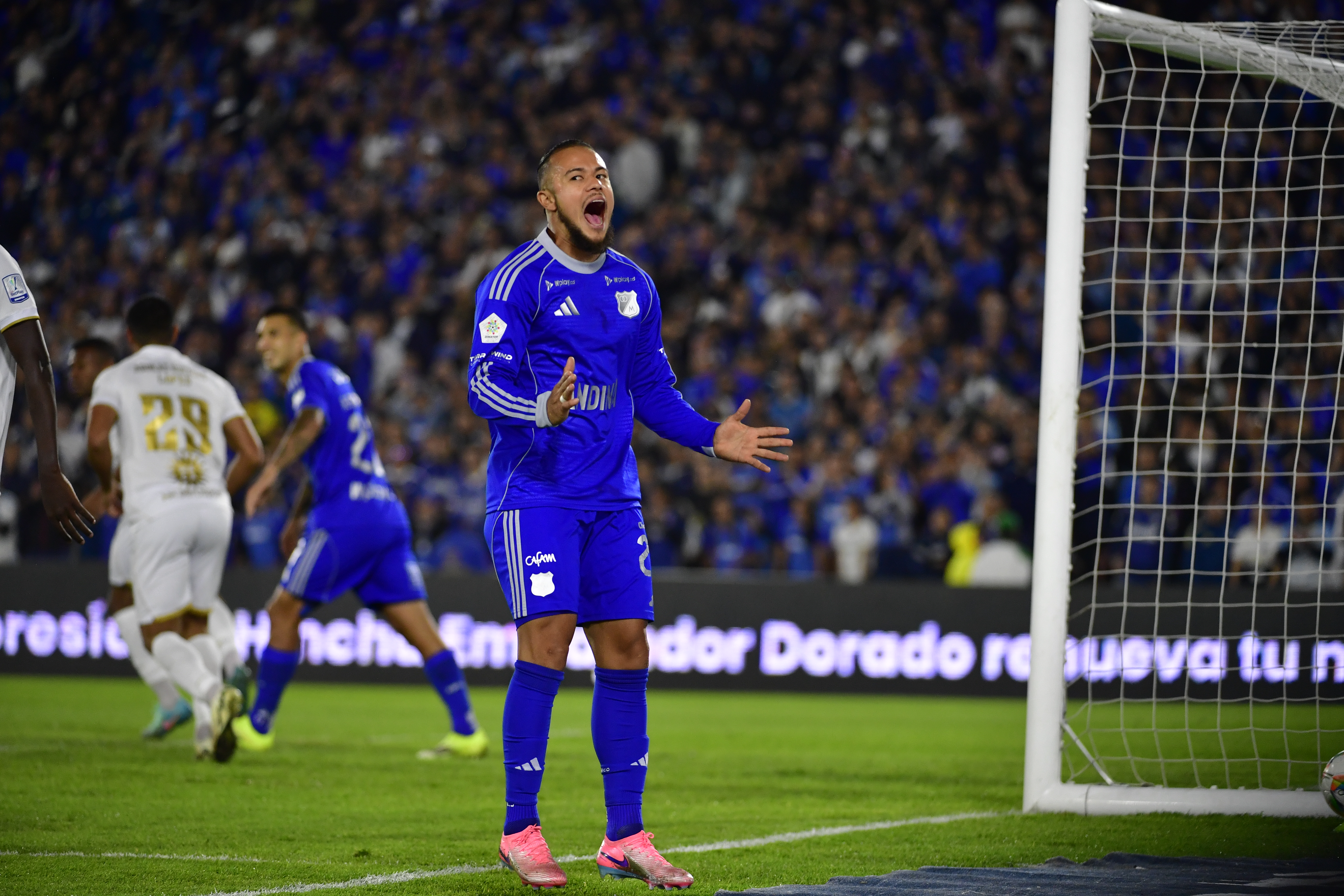 Jugador de Millonarios durante el compromiso ante Águilas Doradas en el Estadio El Campin de Bogotá