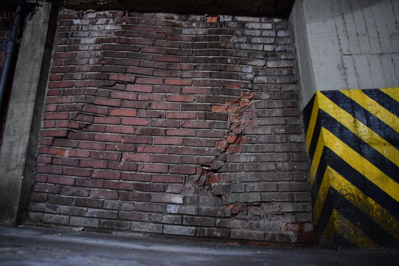 No solo la plancha del parqueadero del edificio Fuencarraz se ha visto afectada, también uno de sus muros.