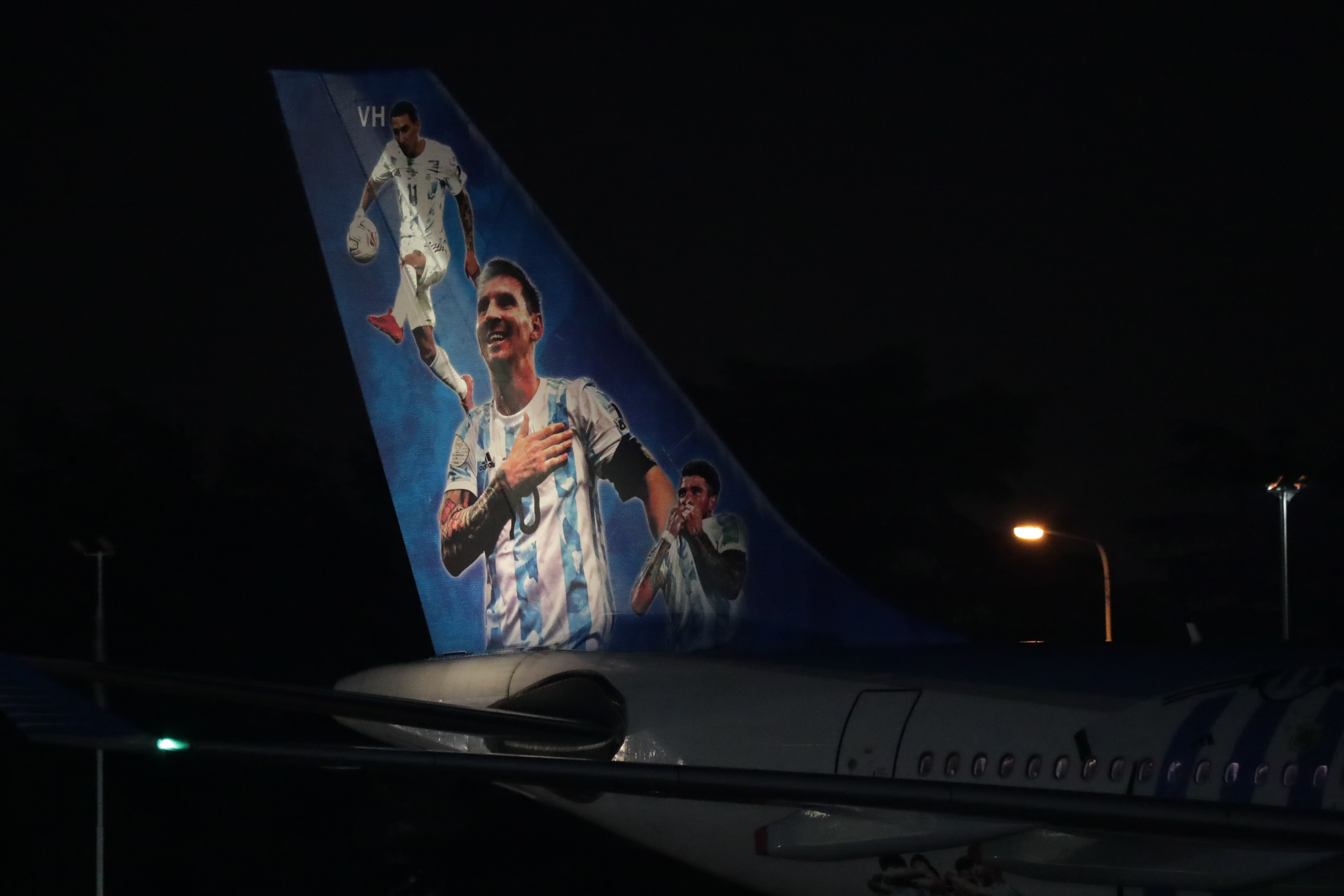 AMDEP9828. EZEIZA (ARGENTINA), 20/12/2022.- Detalle del avión de Aerolíneas Argentinas con los integrantes de la selección argentina de fútbol hoy, a su llegada al Aeropuerto Internacional de Ezeiza a unos 22km de Buenos Aires (Argentina). EFE/ Raúl Martínez