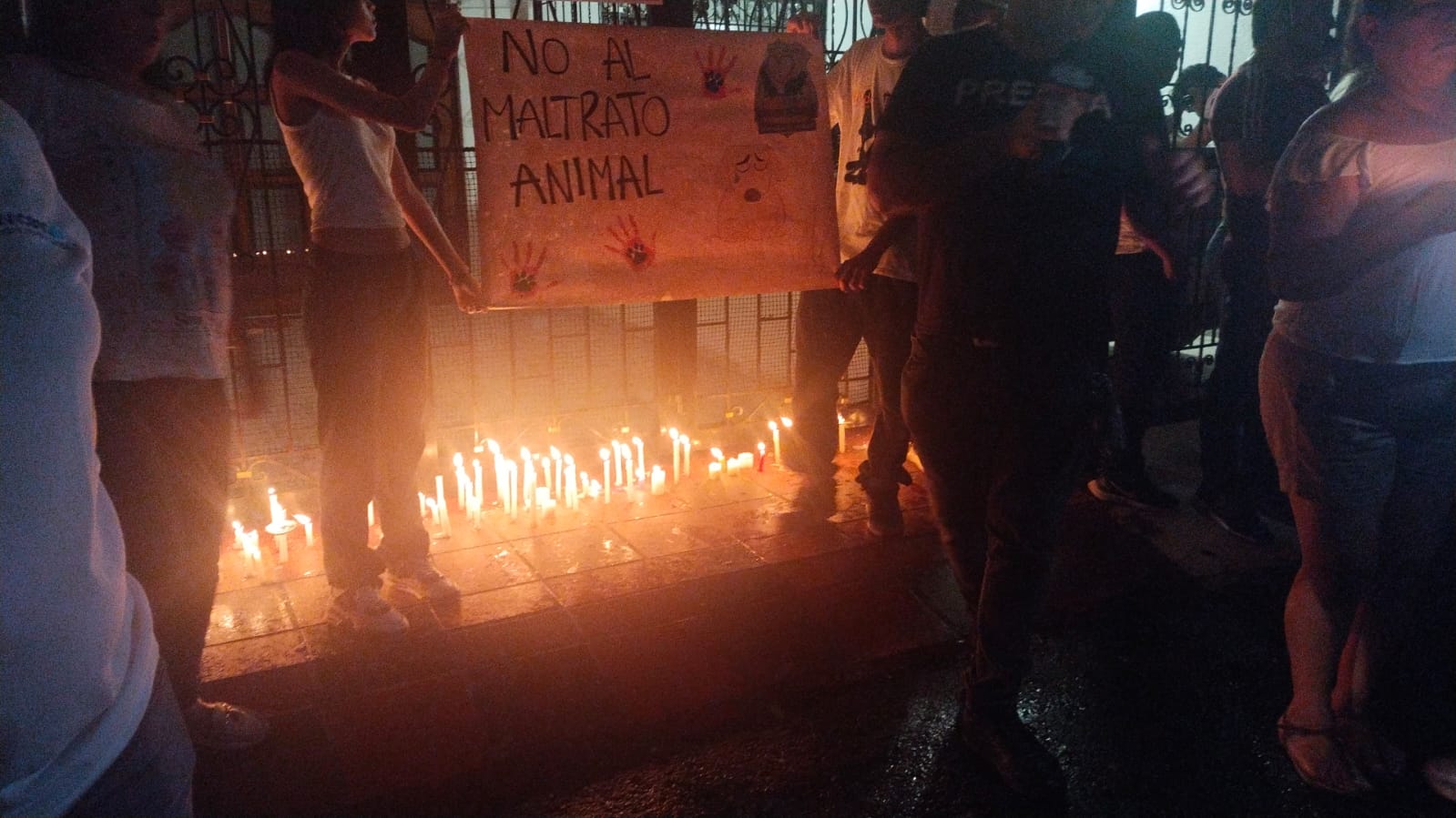 Velatón en frente de la casa de Archie en rechazo por su muerte.