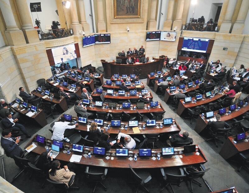 Estatuto de Oposición, ¿un saludo a la bandera?
