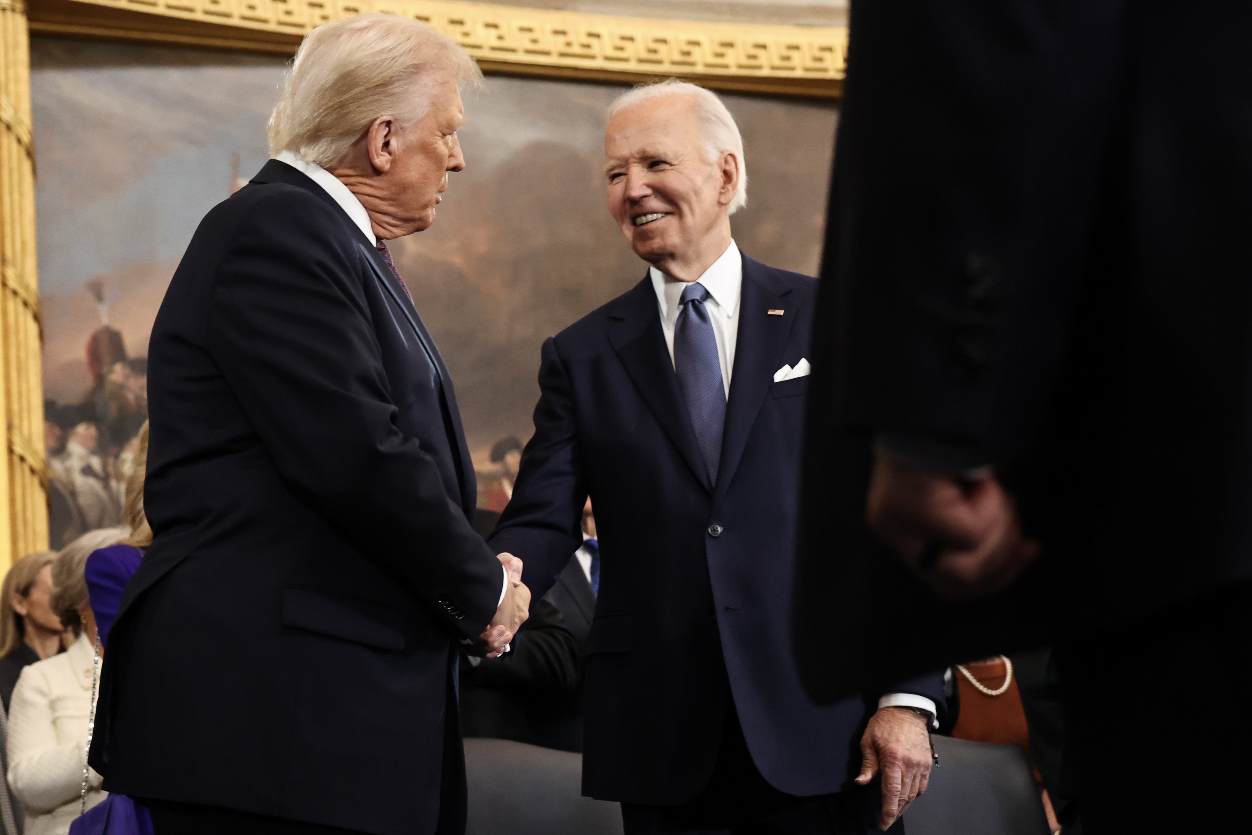 Washington (United States), 20/01/2025.- U.S. President-elect Donald Trump greets U.S. President Joe Biden as he arrives for inauguration ceremonies in the Rotunda of the U.S. Capitol on January 20, 2025 in Washington, DC. Donald Trump takes office for his second term as the 47th president of the United States. (Estados Unidos) EFE/EPA/Chip Somodevilla / POOL