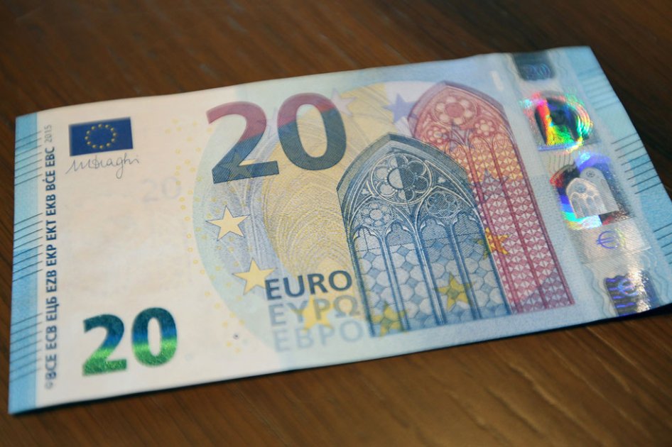 El euro cae 1,58% ante el dólar tras resultados parciales del referéndum en Grecia