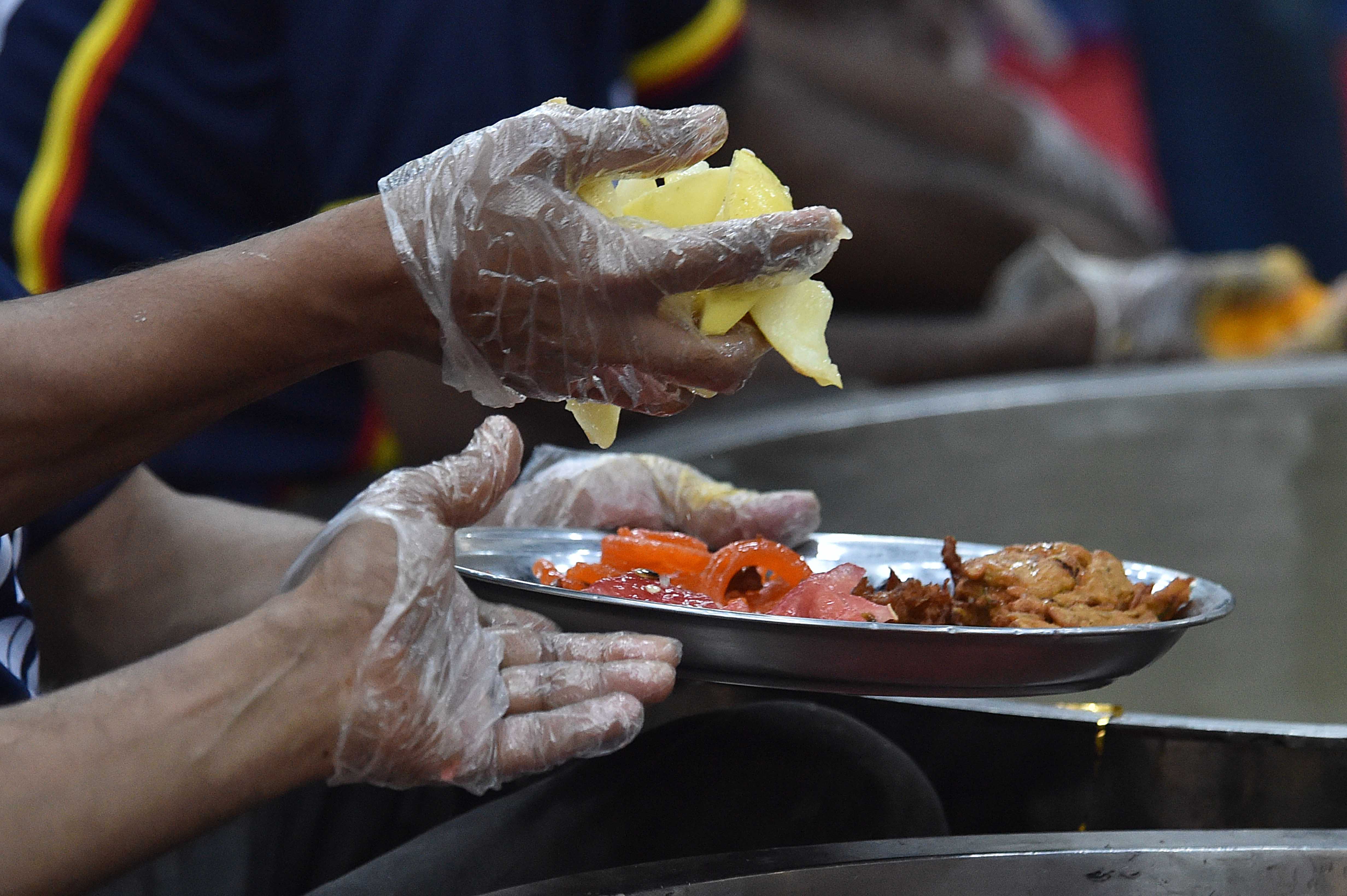 ¿Cómo el beneficio de alimentación al trabajador contribuiría a la economía?