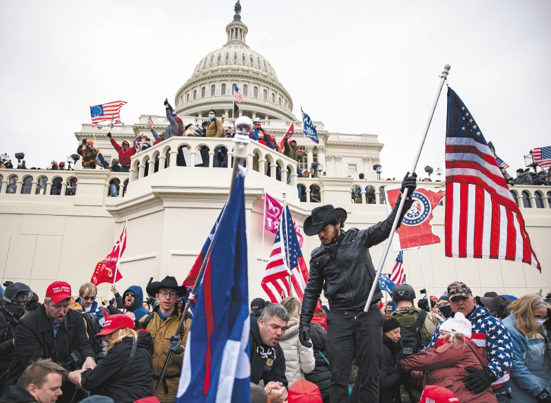 El día del asalto al Capitolio se escuchaban gritos eufóricos de los seguidores del republicano, que ondeaban banderas en las que se leía Trump es mi presidente y América grande otra vez. / AFP
