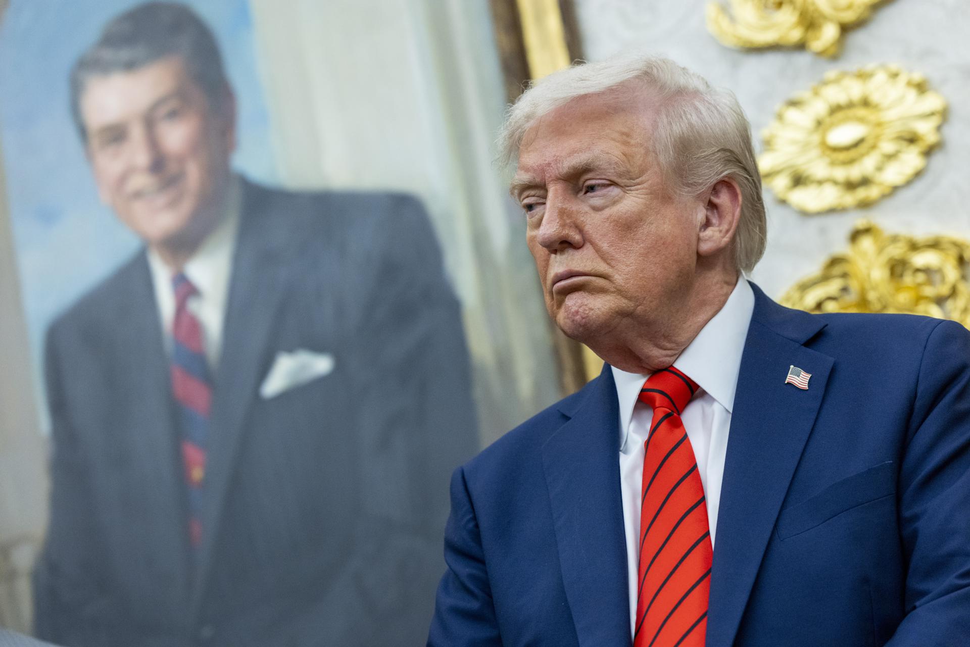 WASHINGTON (United States), 11/10/2025.- US President Donald Trump looks on during the announcement of a drug pricing deal at a press conference in the Oval Office of the White House in Washington, DC, USA, 10 October 2025. The deal, made with AstraZeneca CEO Pascal Soriot, includes deep price cuts for the Medicaid health plans and discounted prices through the TrumpRx website opening next year. EFE/EPA/SHAWN THEW / POOL