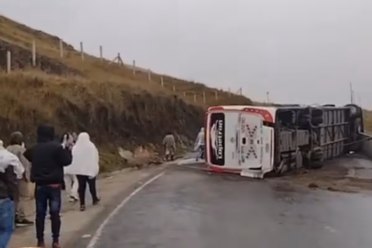 Bus se volcó en vía Cúcuta – Bucaramanga; hay siete personas heridas