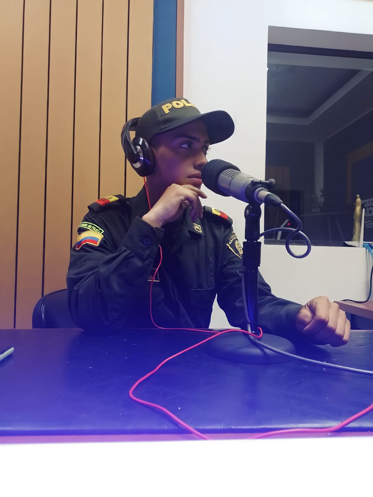 Parales, invitado a la emisora de la Policía para hablar de su exitosa gestión como guardia en bicicleta, por la cual lo ha felicitado la Policía Metropolitana.