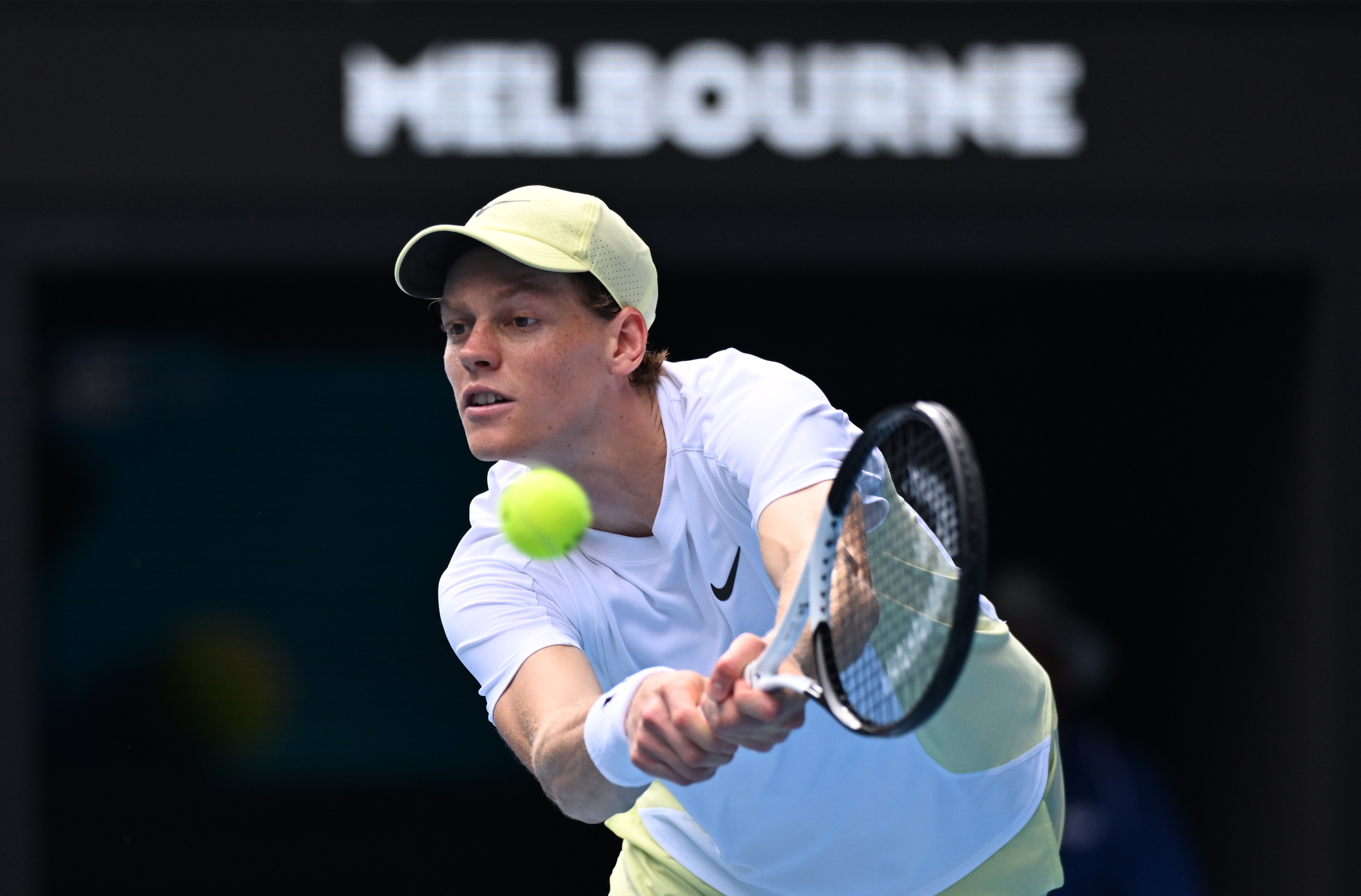 Jannik Sinner sufrió el calor de Australia, pero aun así avanzó de ronda