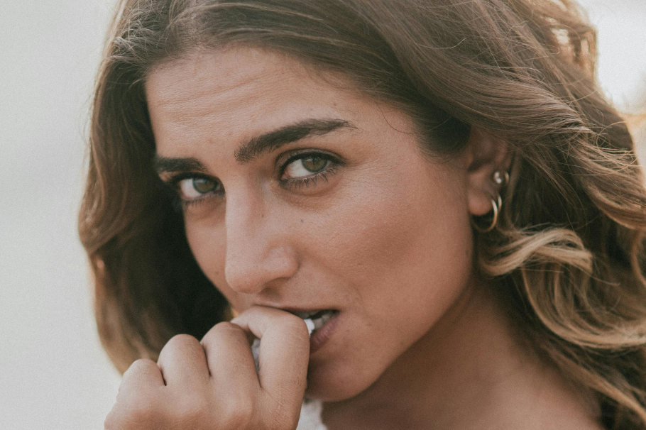 ¿Por qué nos mordemos las uñas? La explicación psicológica detrás de este hábito